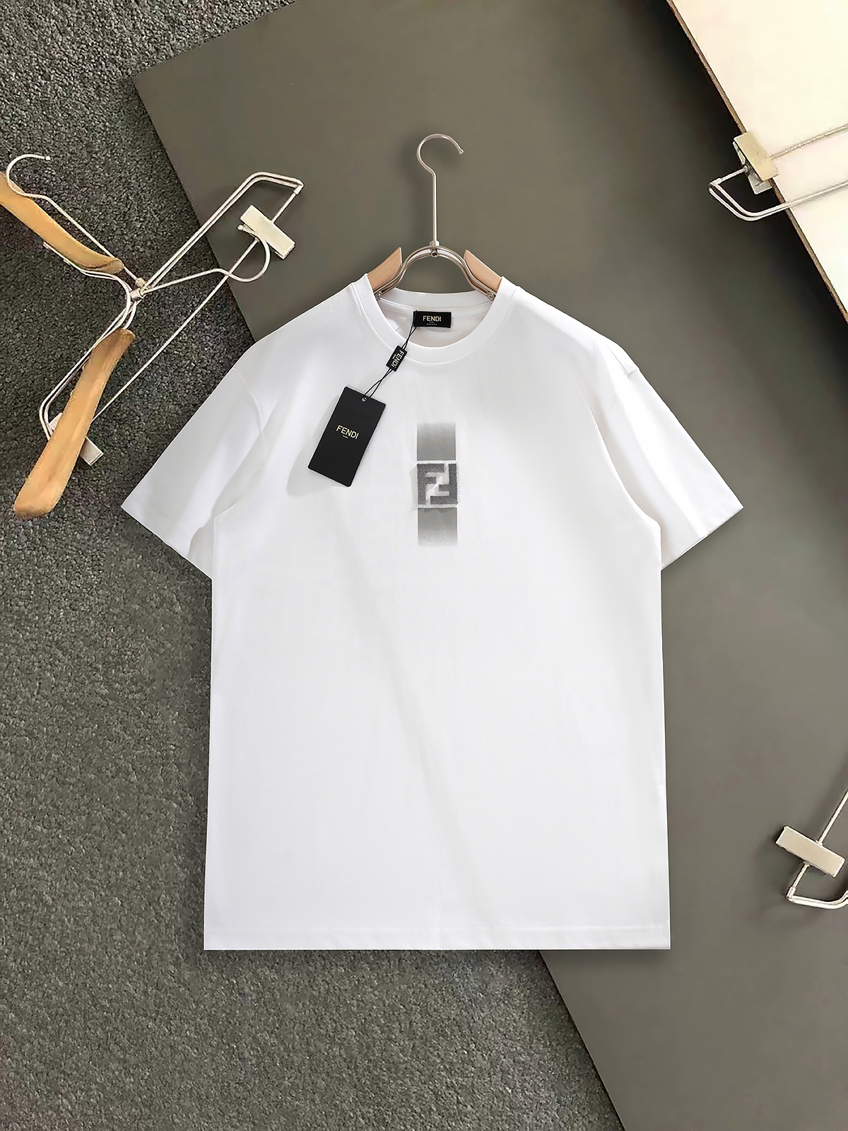 NO:460241,FEND* New top-grade black double F three-dimensional print versatile simple short sleeves, Seiko brand trendy versatile top-grade classic short sleeves, trendy men's fashion, whether it is the comfort of the upper body or the incomparable color black and white Size S-2XL, fendi, T-shirt, alexander wang19860909FEND* 新款顶级黑色双F立体印花百搭简约短袖,精工牌潮流百搭顶级经典短袖,潮男时尚,无论是上身舒适度还是都是无可比拟的存在 颜色黑白 尺码S-2XL,,fendi,T-shirt,alexander wang,Men's clothing