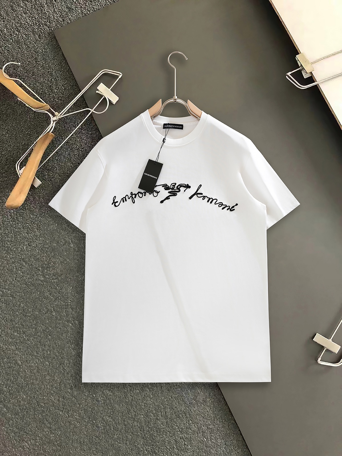 NO:460251,Arman* New logo logo design couple short-sleeved T-shirt! Simple logo thick-line twine element T-shirt. High-end fabric feels soft and comfortable with elasticity, simple and atmospheric, and the upper body effect is excellent. It uses 32 pure cotton double yarn fabric, which feels delicate and does not pill or fade. Epilogue threaded collar buckle, precision double needle stitching, beautiful and fashionable. Color black and white Size S~XXL,,armani, T-shirt,tees, t-shirt,alexander wang19860909Arman* 新款徽标logo设计情侣款短袖T恤!简约logo粗线麻绳元素T恤.高级面料手感柔软舒适带有弹力,简约大气,上身效果超赞,采用32支纯棉双纱面料,手感细腻不起球不掉色.斜螺纹领扣,精密双针拼缝,美观时尚. 颜色黑色 白色 尺码S~XXL,,armani,T-shirt,tees，t-shirt,alexander wang,Men's clothing