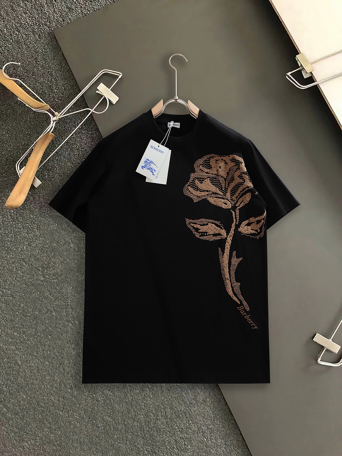 NO:460246,burberr* The latest and most top version of digital embroidery floral short sleeves, colorful flower embroidery series short sleeves, top-level production craft imported fabrics, counter quality printing design, using imported high-end customized fabrics, imported silk thread feels first-class!  Code number XS~XL Color black white, burberry, T-shirt, alexander wang19860909burberr* 最新最顶级版本数码刺绣花卉款短袖,炫彩花朵刺绣系列短袖,顶级制作工艺进口面料,专柜品质印花设计,采用进口高端订制面料,进口丝线手感一流！ 码数XS~XL 颜色黑色 白色,,burberry,T-shirt,alexander wang,Men's clothing