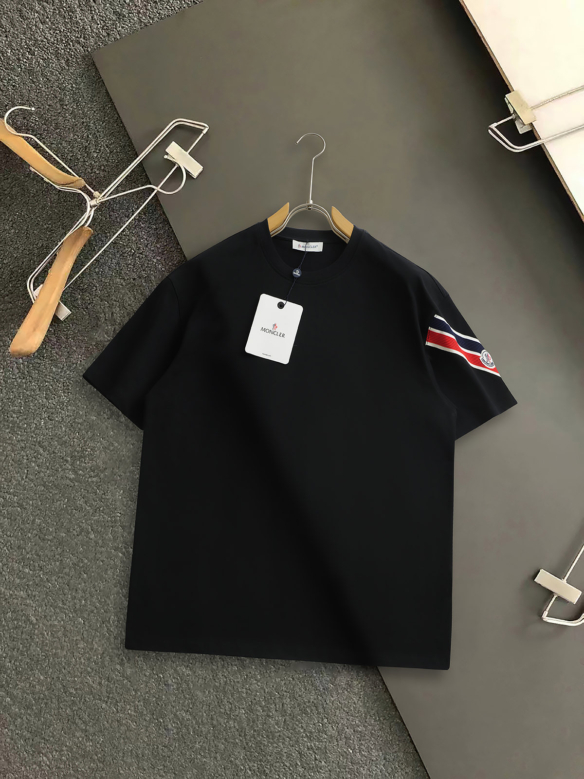 NO:460531,Mon* New top-level trendy and versatile short sleeves, classic red and blue double poles on cuffs, Seiko brand trendy and versatile top-level classic short sleeves, trendy men's fashion, both in the comfort of the upper body and incomparable Size: S-XXL, T-shirt, alexander wang19860909Mon* 新款顶级潮流百搭短袖,袖口经典红蓝双杆,精工牌潮流百搭顶级经典短袖,潮男时尚,无论是上身舒适度还是都是无可比拟的存在 尺码:S-XXL,,T-shirt,alexander wang,Men's clothing