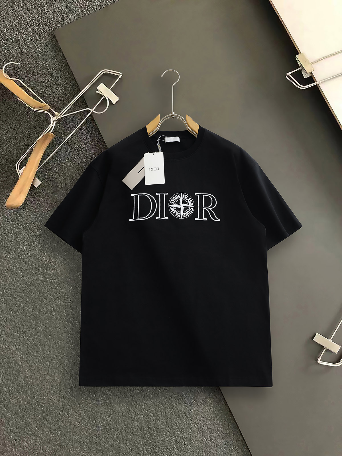 NO:460506,Dir* 25 latest and most top version exquisite embroidered logo letter short sleeves, top-level production craft imported fabrics, unique counter design, trendy men's fashion, whether it is the comfort of the upper body or it is incomparable, it can be said to be a must-have in summer!  Size S-XXL, T-shirt,alexander wang19860909Dir* 25最新最顶级版本精致刺绣logo字母短袖,顶级制作工艺进口面料,专柜款独特设计,潮男时尚,无论是上身舒适度还是都是无可比拟的存在,可以说是夏日必备！ 尺码S-XXL,,T-shirt,alexander wang,Men's clothing