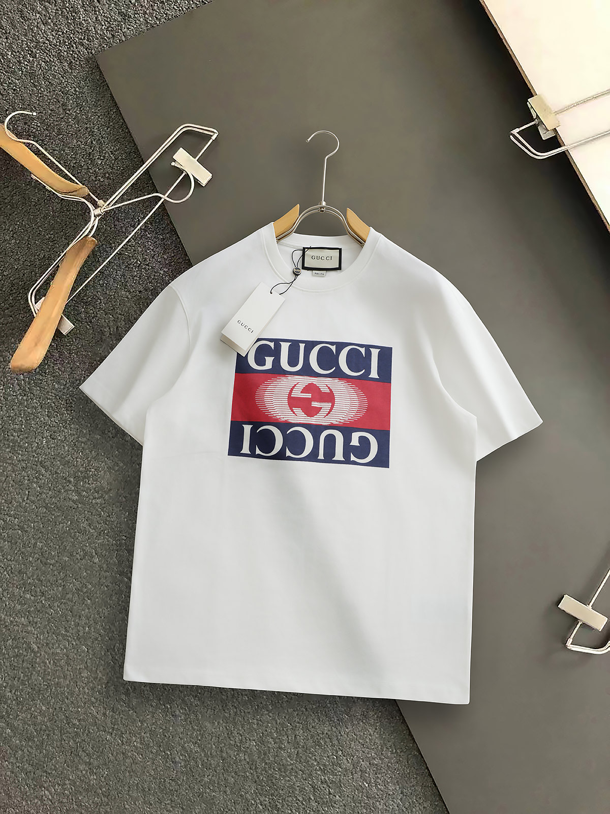 NO:460533,Gucc* 25 new flocked letter printing technology is simple and versatile, round neck short sleeves, created with top-level elements, fashionable men, whether it is the comfort of the upper body or the incomparable existence, it can be said to be a must-have for summer!  Size: S-XXL, gucci, T-shirt, alexander wang19860909Gucc* 25新款植绒字母印花工艺简约百搭款圆领短袖,顶级元素融合打造,潮男时尚,无论是上身舒适度还是都是无可比拟的存在,可以说是夏日必备！ 尺码:S-XXL,,gucci,T-shirt,alexander wang,Men's clothing