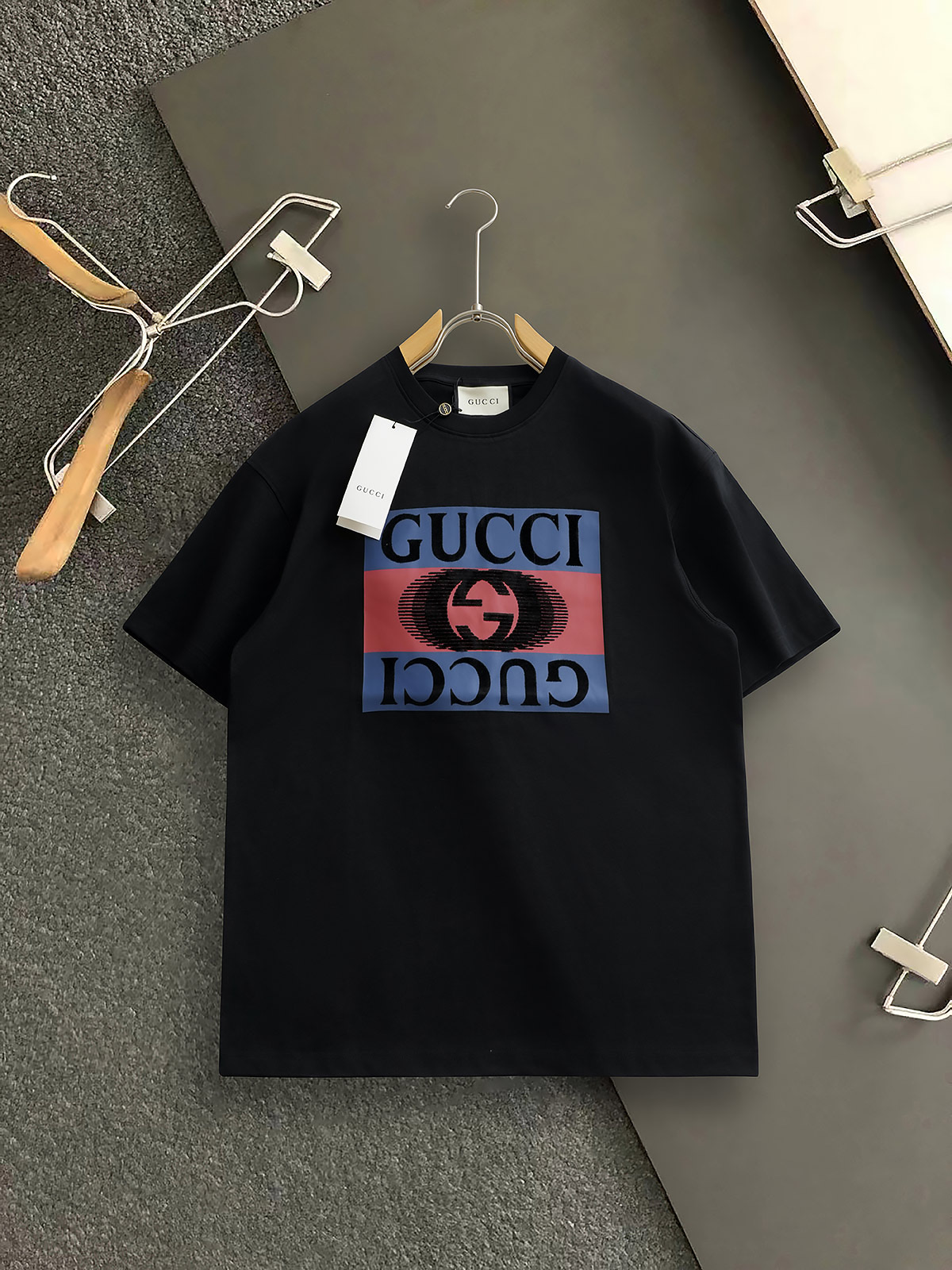 NO:460222,Gucc* 25 new flocked letter printing technology is simple and versatile, round neck short sleeves, created with top-level elements, fashionable men, whether it is the comfort of the upper body or the incomparable existence, it can be said to be a must-have for summer!  Size: S-XXL, gucci, T-shirt, alexander wang19860909Gucc* 25新款植绒字母印花工艺简约百搭款圆领短袖,顶级元素融合打造,潮男时尚,无论是上身舒适度还是都是无可比拟的存在,可以说是夏日必备！ 尺码:S-XXL,,gucci,T-shirt,alexander wang,Men's clothing