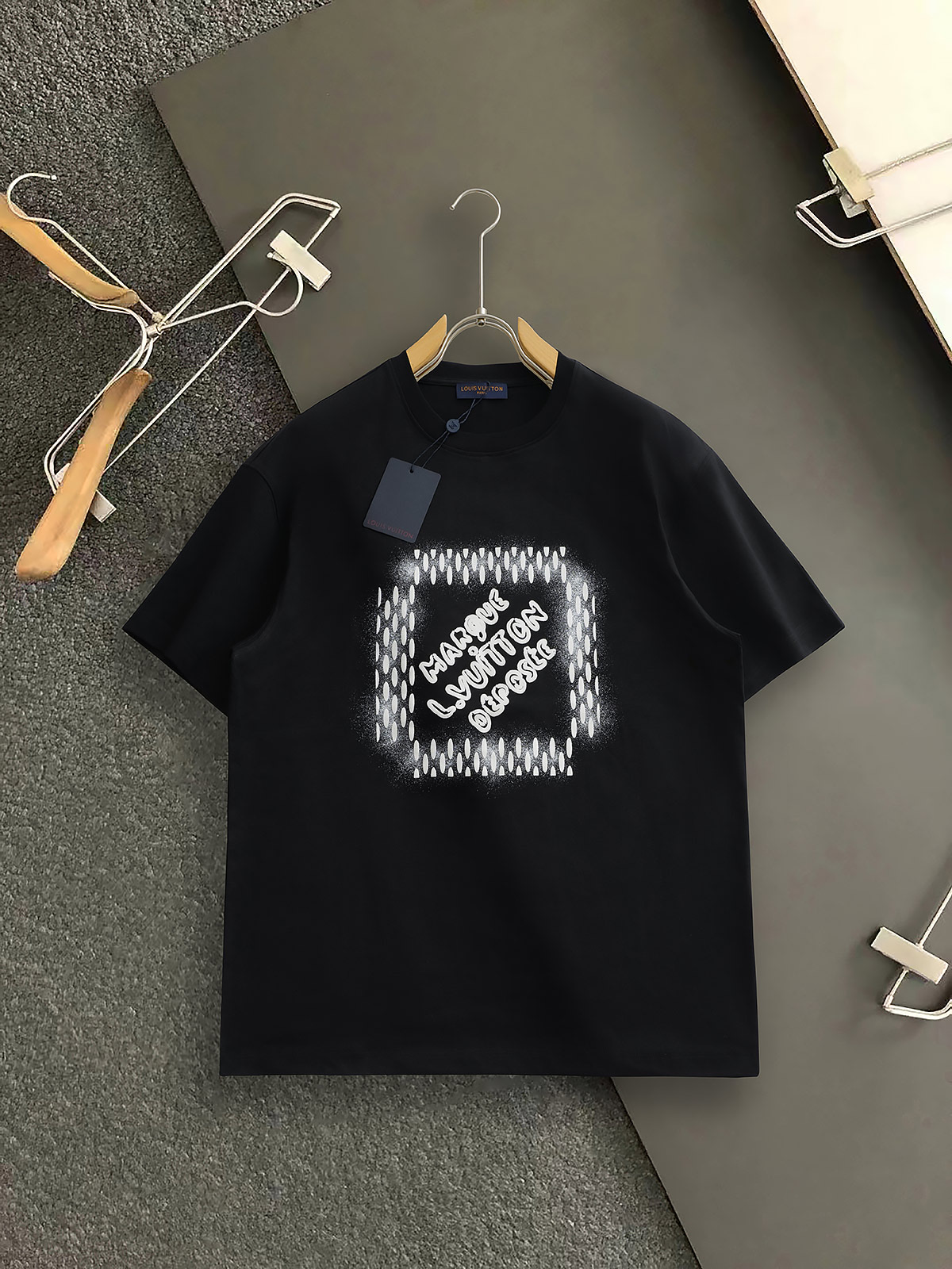 NO:460512,L Brand* 25's latest printed logo round neck short sleeves, using high-end customized fabrics, the upper body effect is super fashionable for men. Whether it is the comfort of the upper body or it is incomparable, it can be said to be a must-have in summer!  Size: S-XXL, T-shirt, alexander wang19860909L牌* 25最新印花logo圆领短袖,采用高端定制面料,上身效果超赞潮男时尚,无论是上身舒适度还是都是无可比拟的存在,可以说是夏日必备！ 尺码:S-XXL,,T-shirt,alexander wang,Men's clothing