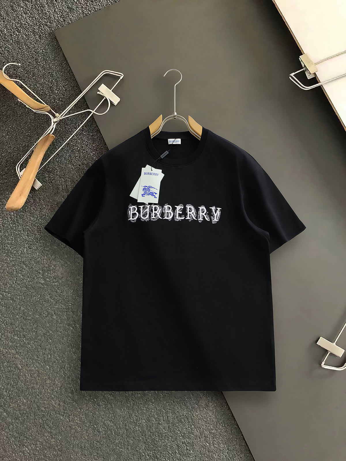 NO:460501,BBR* The latest and most top version of exquisite embroidered letter short sleeves, the top quality round neck short sleeves, the top-level imported fabrics for production craftsmanship, and imported high-end custom imported silk thread feels first-class!  Size: S-XXL, T-shirt, alexander wang19860909BBR* 最新最顶级版本精致刺绣字母短袖,最顶级的品质圆领短袖,顶级制作工艺进口面料,采用进口高端订制进口丝线手感一流！ 尺码:S-XXL,,T-shirt,alexander wang,Men's clothing