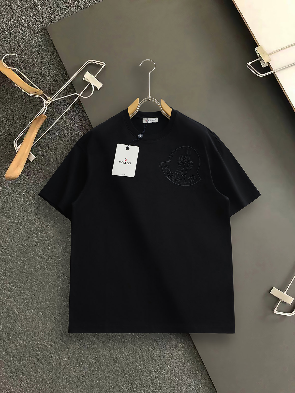 NO:460519,Mon* 25 top round neck embroidered short sleeves, using high-end custom fabrics, the upper body effect is super fashionable for men. Whether it is the comfort of the upper body or the incomparable existence, it can be said to be a must-have in summer!  Size: S-XXL, T-shirt, alexander wang19860909mon* 25最顶级圆领刺绣短袖 采用高端定制面料,上身效果超赞潮男时尚,无论是上身舒适度还是都是无可比拟的存在,可以说是夏日必备！ 尺码:S-XXL,,T-shirt,alexander wang,Men's clothing