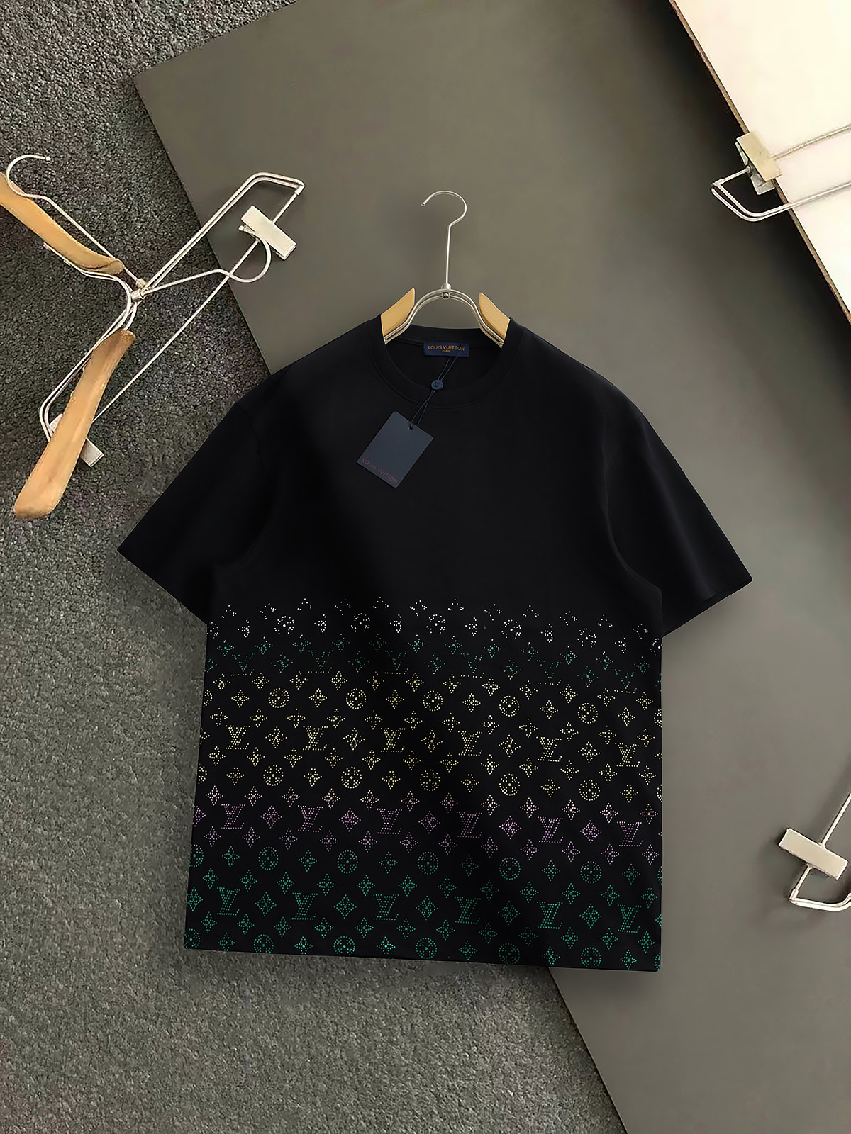 NO:460524,L Brand* The latest and most top fashionable short sleeves, customized high-end fabrics are soft and comfortable with elasticity, and the hem is simple and atmospheric with gold stamping. Whether it is the comfort of the upper body or the fashion, it can be said to be a must-have in summer!  Size: S-XXL, T-shirt, alexander wang19860909L牌* 最新最顶级时尚短袖,定制高级面料手感柔软舒适带有弹力,下摆采用烫金工艺简约大气,无论是上身舒适度还是时尚度都是无可比拟的存在,可以说是夏日必备！ 尺码:S-XXL,,T-shirt,alexander wang,Men's clothing