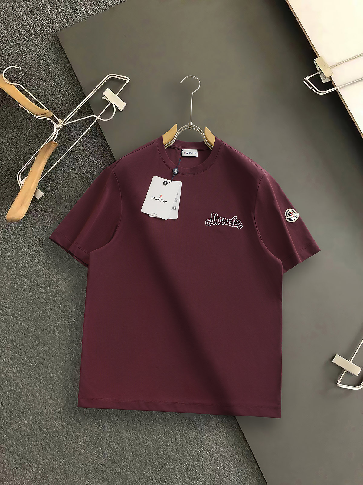 NO:837395,Mon* has the classic embroidered letter logo on the chest. The upper body is comfortable and breathable, and the overall body has a good sense of stiffness. It is a basic daily wear. Whether worn alone or as an inner layer, it is simple and outstanding. It can easily upgrade the fashion sense. It is highly recognizable and the upper body effect is great!  Code number M-XXXL,,19860909Mon* 胸前经典刺绣字母logo,上身舒适透气,整体又有很好的挺括感,日常基础穿着.不管单穿还是内搭,简简单单就很出彩,轻松将时髦感进阶,高强辨识度,上身效果超赞！ 码数M-XXXL,,,Men's clothing