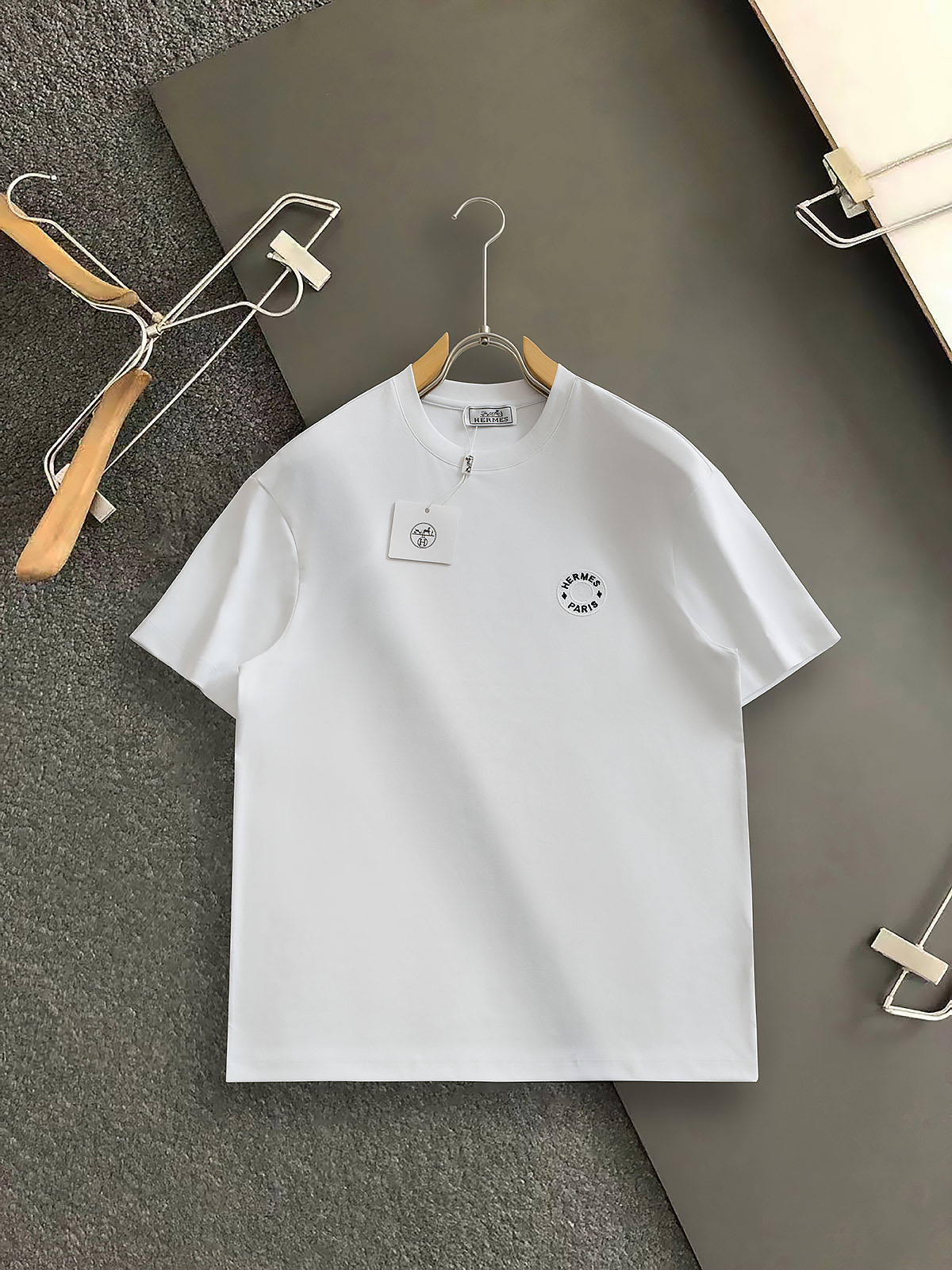NO:837389,HER* fit version, top-notch black and white two-color simple round-neck short sleeves, made of imported silk material, the fabric is fine, comfortable, soft and breathable, made with a fusion of top elements, master-level tailoring, invincible texture, excellent skin-friendliness, and great upper body effect. A must-have for summer!  Size M-XXXL,,T-shirt,19860909HER*合身版型 顶级黑白双色简约款圆领短袖,采用进口丝材质 面料细腻舒适柔软透气,顶级元素融合打造,大师级剪裁,质感无敌,亲肤性极佳,上身效果超赞 夏日必备款！ 尺码M-XXXL,,T-shirt,,Men's clothing