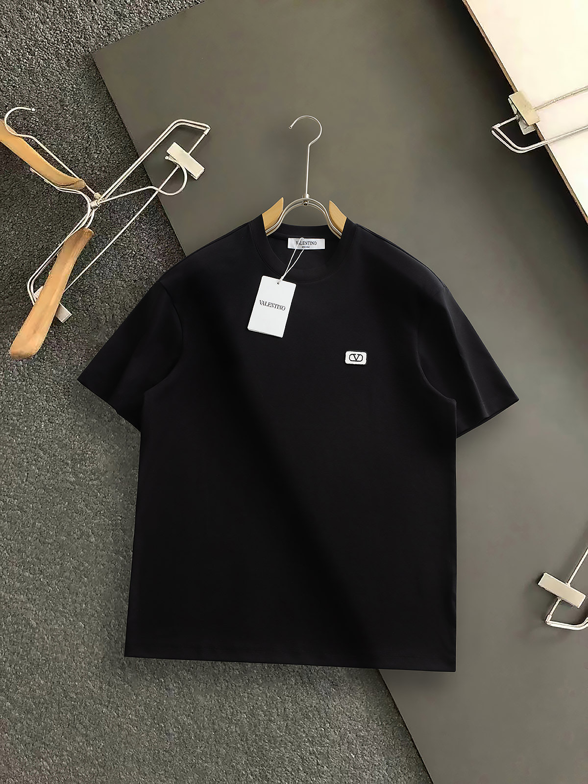 NO:837386,VITA* fit version, top-notch black and white two-color simple round neck short sleeves, made of imported silk material, the fabric is fine, comfortable, soft and breathable, made with a fusion of top elements, master-level tailoring, invincible texture, excellent skin-friendliness, and great upper body effect. A must-have for summer!  Size M-XXXL,,T-shirt,19860909VITA*合身版型 顶级黑白双色简约款圆领短袖,采用进口丝材质 面料细腻舒适柔软透气,顶级元素融合打造,大师级剪裁,质感无敌,亲肤性极佳,上身效果超赞 夏日必备款！ 尺码M-XXXL,,T-shirt,,Men's clothing
