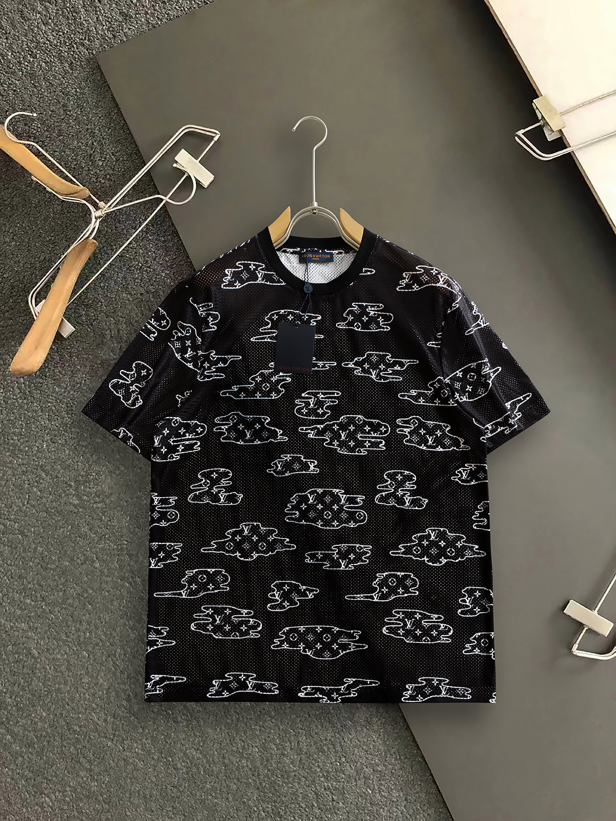 NO:460217,L Brand* 25 spring and summer new short-sleeved casual hollow mesh cotton short-sleeved T-shirt, customized original customer-supplied fabric, light and breathable, delicate texture, super soft and skin-friendly touch!  Panoramic logo letter logo pattern print design concave and convex texture. Customized ribbed neckline design!  Absolutely crisp and handsome fit!  Size M-3XL, T-shirt,tees,t-shirt,alexander wang19860909L牌* 25春夏新款短袖休闲镂空网眼棉短袖T恤 ,定制原版客供面料 轻薄透气 质感细腻 超柔软亲肤触感！全景标志字母logo图案印花设计凹凸质感.定制罗纹领口设计！绝对挺括帅气的合体型！ 尺码M-3XL,,T-shirt,tees，t-shirt,alexander wang,Men's clothing