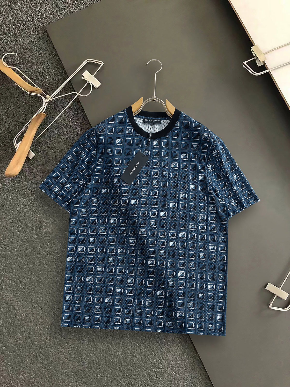 NO:460252,DG* 25 spring and summer new short-sleeved casual hollow mesh cotton short-sleeved T-shirt, customized original customer-supplied fabric, light and breathable, delicate texture, super soft and skin-friendly touch!  Panoramic logo letter logo pattern print design concave and convex texture. Customized ribbed neckline design!  Absolutely crisp and handsome fit!  Size M-3XL, T-shirt,tees,t-shirt,alexander wang19860909DG* 25春夏新款短袖休闲镂空网眼棉短袖T恤 ,定制原版客供面料 轻薄透气 质感细腻 超柔软亲肤触感！全景标志字母logo图案印花设计凹凸质感.定制罗纹领口设计！绝对挺括帅气的合体型！ 尺码M-3XL,,T-shirt,tees，t-shirt,alexander wang,Men's clothing