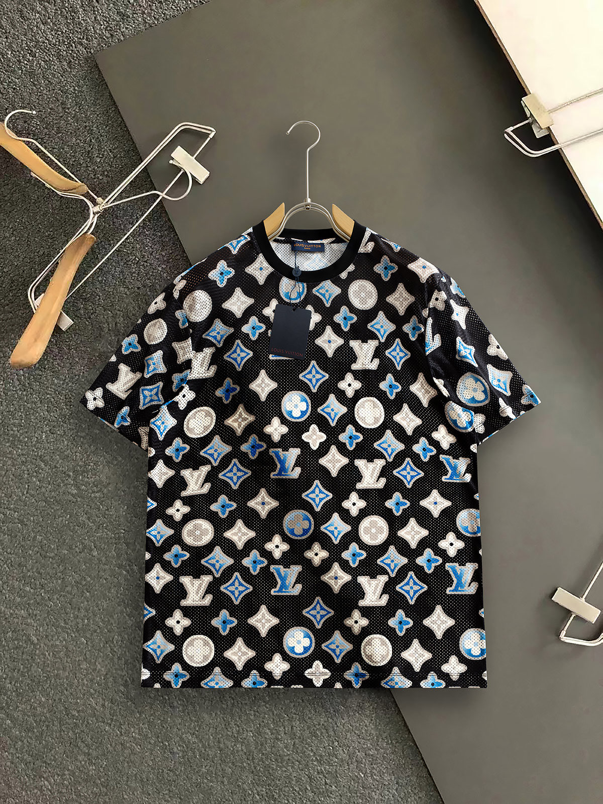 NO:460231,L Brand* 25 spring and summer new short-sleeved casual hollow mesh cotton short-sleeved T-shirt, customized original customer-supplied fabric, light and breathable, delicate texture, super soft and skin-friendly touch!  Panoramic logo letter logo pattern print design concave and convex texture. Customized ribbed neckline design!  Absolutely crisp and handsome fit!  Size M-3XL, T-shirt,tees,t-shirt,alexander wang19860909L牌* 25春夏新款短袖休闲镂空网眼棉短袖T恤 ,定制原版客供面料 轻薄透气 质感细腻 超柔软亲肤触感！全景标志字母logo图案印花设计凹凸质感.定制罗纹领口设计！绝对挺括帅气的合体型！ 尺码M-3XL,,T-shirt,tees，t-shirt,alexander wang,Men's clothing