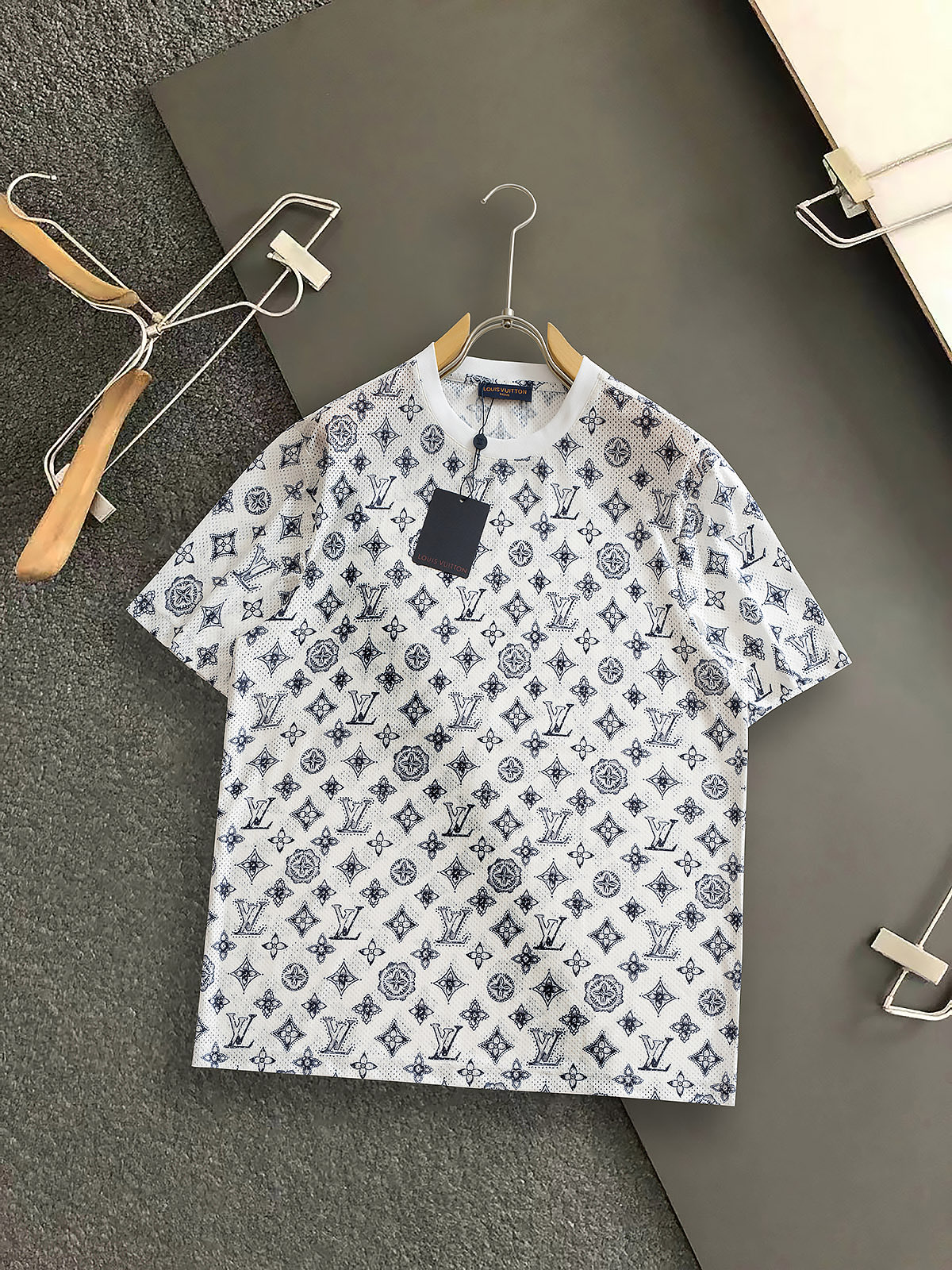 NO:460247,L Brand* 25 spring and summer new short-sleeved casual hollow mesh cotton short-sleeved T-shirt, customized original customer-supplied fabric, light and breathable, delicate texture, super soft and skin-friendly touch!  Panoramic logo letter logo pattern print design concave and convex texture. Customized ribbed neckline design!  Absolutely crisp and handsome fit!  Size M-3XL, T-shirt,tees,t-shirt,alexander wang19860909L牌* 25春夏新款短袖休闲镂空网眼棉短袖T恤 ,定制原版客供面料 轻薄透气 质感细腻 超柔软亲肤触感！全景标志字母logo图案印花设计凹凸质感.定制罗纹领口设计！绝对挺括帅气的合体型！尺码M-3XL,,T-shirt,tees，t-shirt,alexander wang,Men's clothing