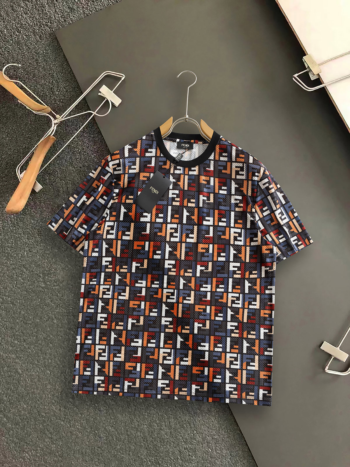 NO:460242,FEND* 25 spring and summer new short-sleeved casual hollow mesh cotton short-sleeved T-shirt, customized original customer-supplied fabric, light and breathable, delicate texture, super soft and skin-friendly feel!  Panoramic logo letter logo pattern print design concave and convex texture. Customized ribbed neckline design!  Absolutely crisp and handsome fit!  Size M-3XL, fendi, T-shirt,tees, t-shirt,alexander wang19860909FEND* 25春夏新款短袖休闲镂空网眼棉短袖T恤 ,定制原版客供面料 轻薄透气 质感细腻 超柔软亲肤触感！全景标志字母logo图案印花设计凹凸质感.定制罗纹领口设计！绝对挺括帅气的合体型！ 尺码M-3XL,,fendi,T-shirt,tees，t-shirt,alexander wang,Men's clothing