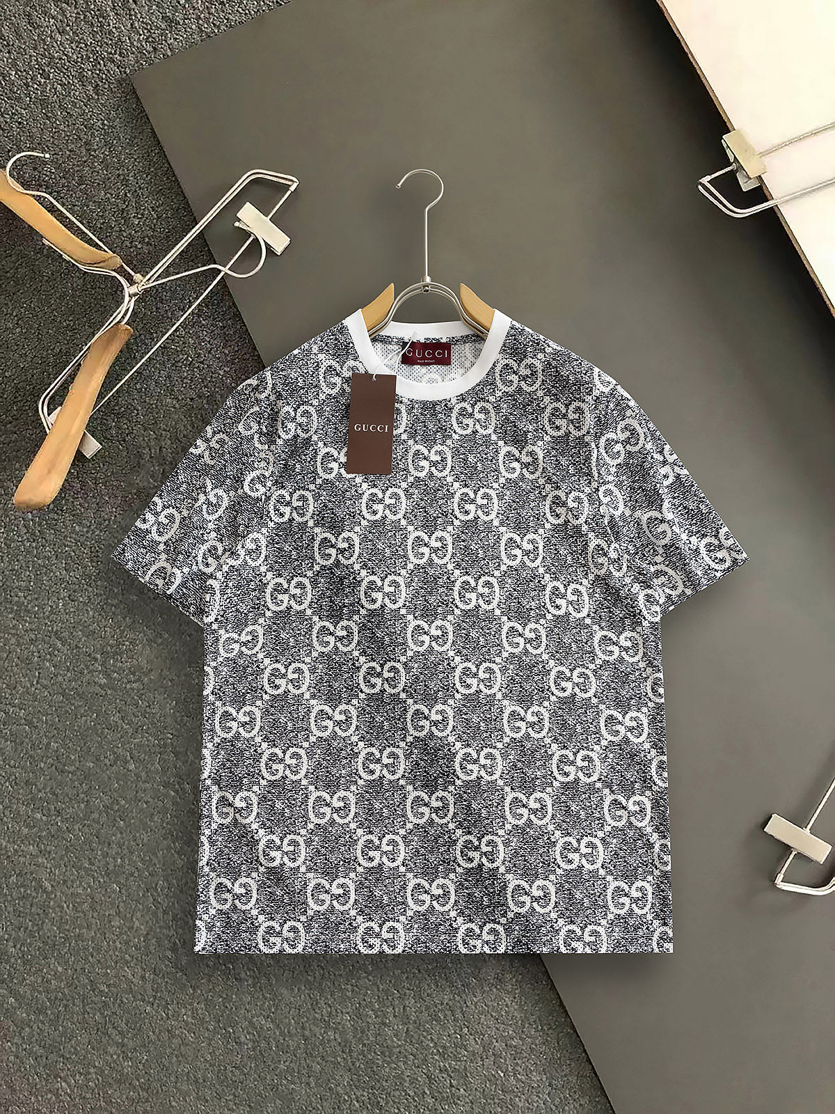 NO:460266,GU* 25 spring and summer new short-sleeved casual hollow mesh cotton short-sleeved T-shirt, customized original customer-supplied fabric, light and breathable, delicate texture, super soft and skin-friendly feel!  Panoramic logo letter logo pattern print design concave and convex texture. Customized ribbed neckline design!  Absolutely crisp and handsome fit!  Size M-3XL, T-shirt,tees,t-shirt,alexander wang19860909GU* 25春夏新款短袖休闲镂空网眼棉短袖T恤 ,定制原版客供面料 轻薄透气 质感细腻 超柔软亲肤触感！全景标志字母logo图案印花设计凹凸质感.定制罗纹领口设计！绝对挺括帅气的合体型！ 尺码M-3XL,,T-shirt,tees，t-shirt,alexander wang,Men's clothing