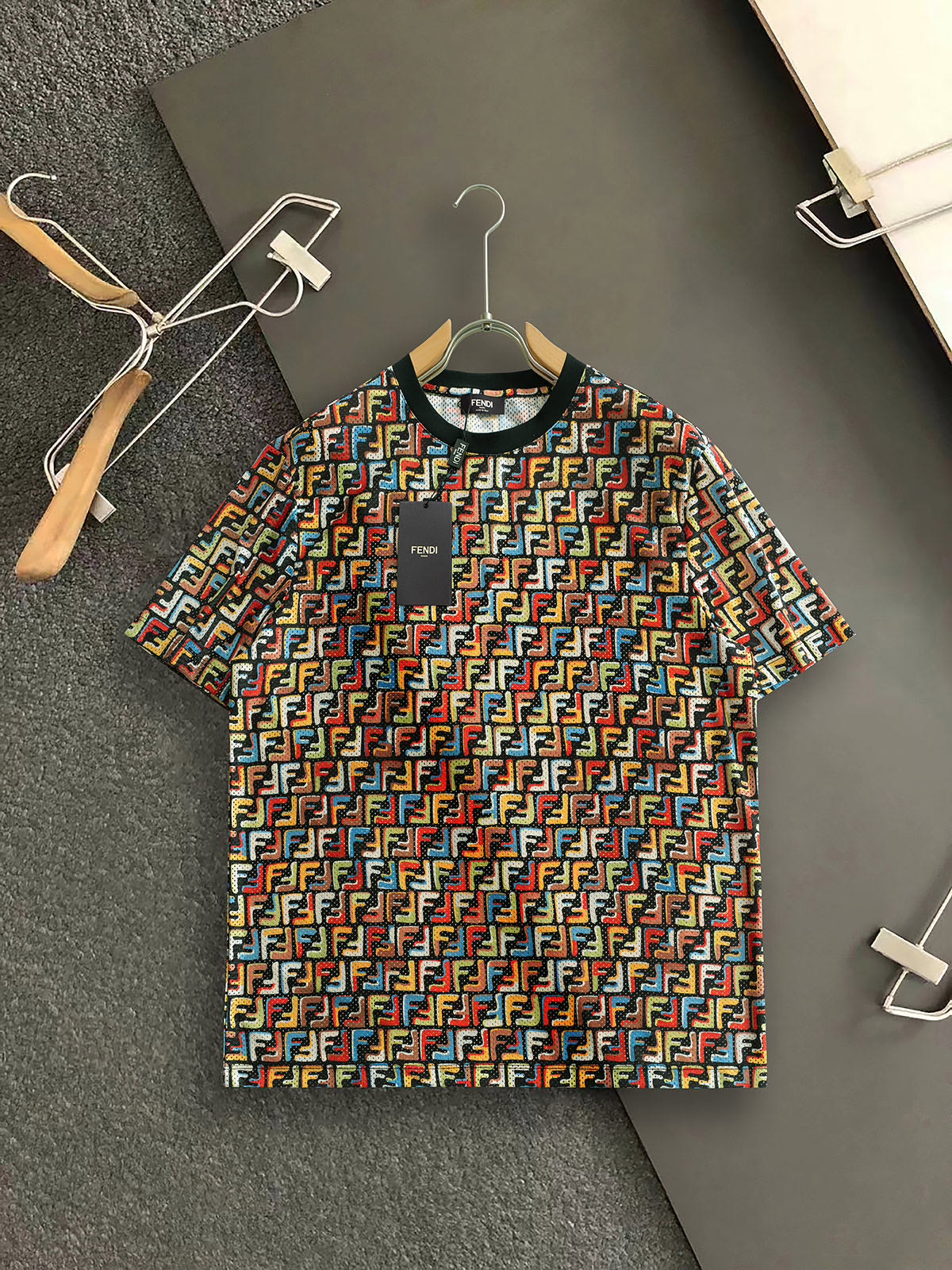 NO:460224,FEND* 25 spring and summer new short-sleeved casual hollow mesh cotton short-sleeved T-shirt, customized original customer-supplied fabric, light and breathable, delicate texture, super soft and skin-friendly feel!  Panoramic logo letter logo pattern print design concave and convex texture. Customized ribbed neckline design!  Absolutely crisp and handsome fit!  Size M-3XL, fendi, T-shirt,tees, t-shirt,alexander wang19860909FEND* 25春夏新款短袖休闲镂空网眼棉短袖T恤 ,定制原版客供面料 轻薄透气 质感细腻 超柔软亲肤触感！全景标志字母logo图案印花设计凹凸质感.定制罗纹领口设计！绝对挺括帅气的合体型！ 尺码M-3XL,,fendi,T-shirt,tees，t-shirt,alexander wang,Men's clothing