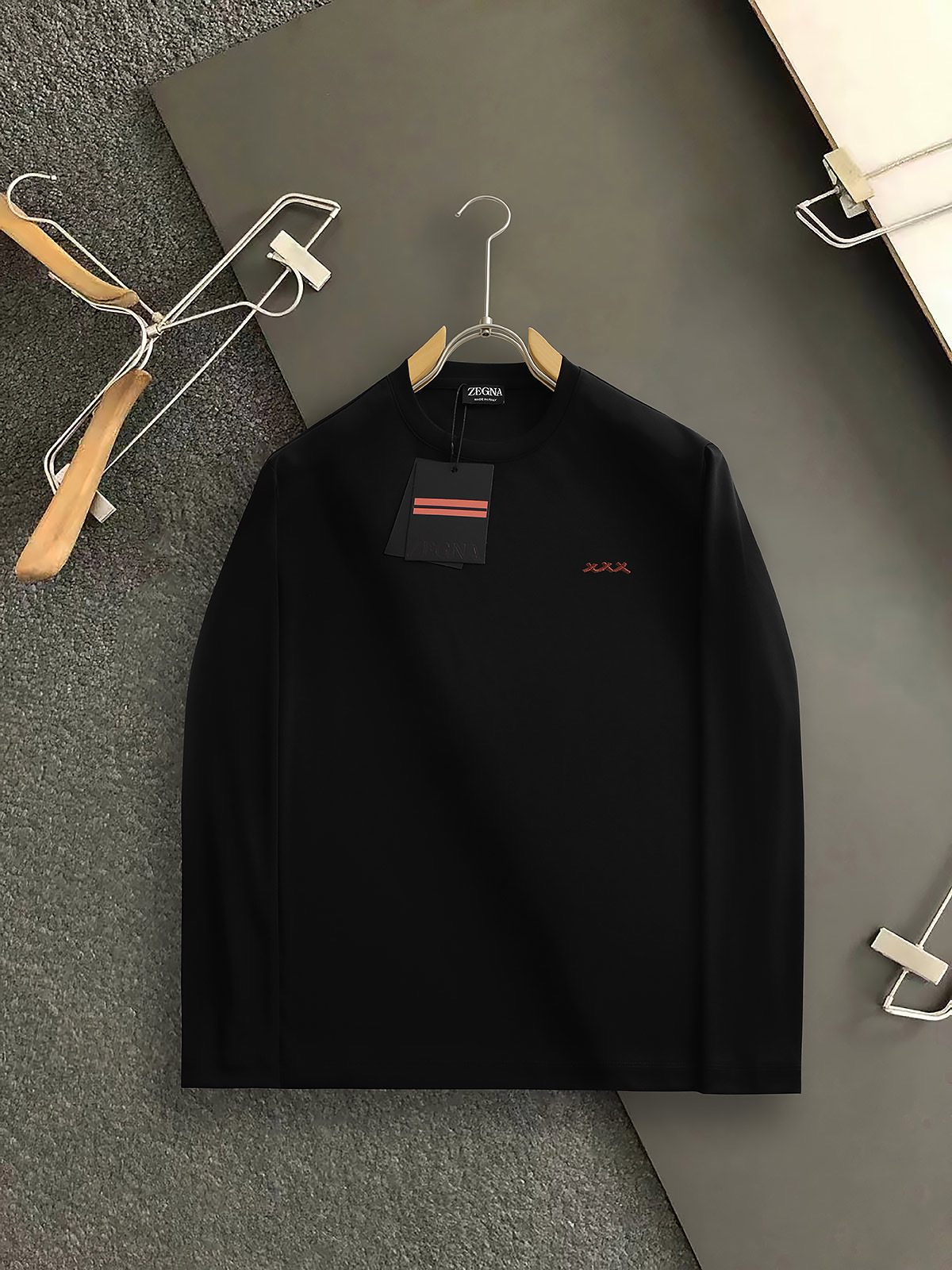 NO:540867,ZE* 25 autumn and winter new style is coming! The classic logo on the chest, the upper body is comfortable and breathable, and the overall feels very crisp, and it is basic in daily wear. Whether it is single or inner wear, it is simple and brilliant. Color black, white, royal blue, code M-3XL, alexander wang19860909ZE* 25秋冬新款来袭! 胸前经典logo,上身舒适透气,整体又有很好的挺括感,日常基础穿着.不管单穿还是内搭,简简单单就很出彩 颜色黑色 白色 宝蓝  码数M-3XL,,alexander wang,Men's clothing