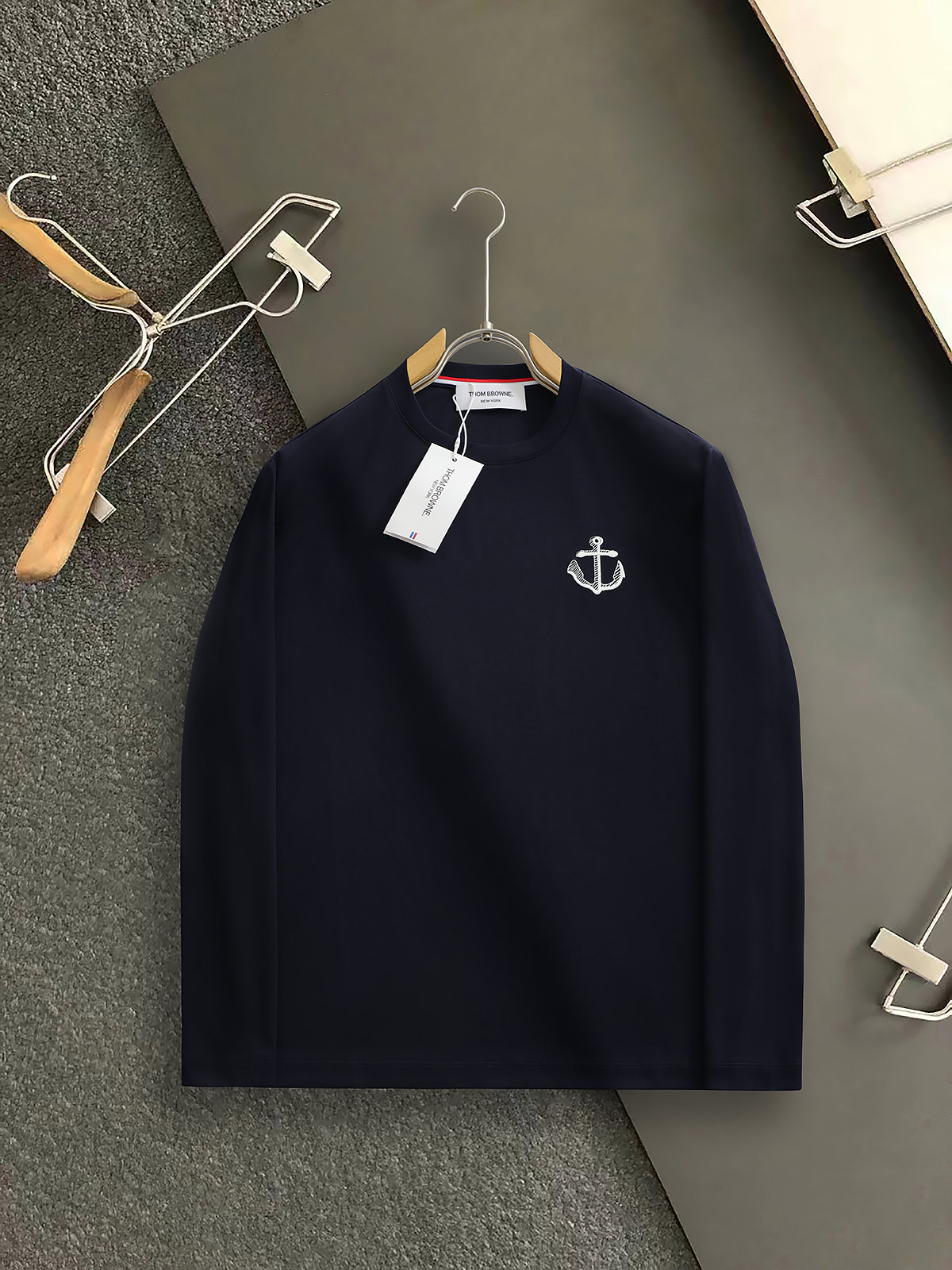 NO:540869,TB* 25 autumn and winter new style is coming! The classic logo on the chest, the upper body is comfortable and breathable, and the overall feels very crisp, and it is basic in daily wear. Whether it is single or inner wear, it is simple and brilliant. Color white royal blue code M-3XL, alexander wang19860909TB* 25秋冬新款来袭! 胸前经典logo,上身舒适透气,整体又有很好的挺括感,日常基础穿着.不管单穿还是内搭,简简单单就很出彩 颜色 白色 宝蓝  码数M-3XL,,alexander wang,Men's clothing