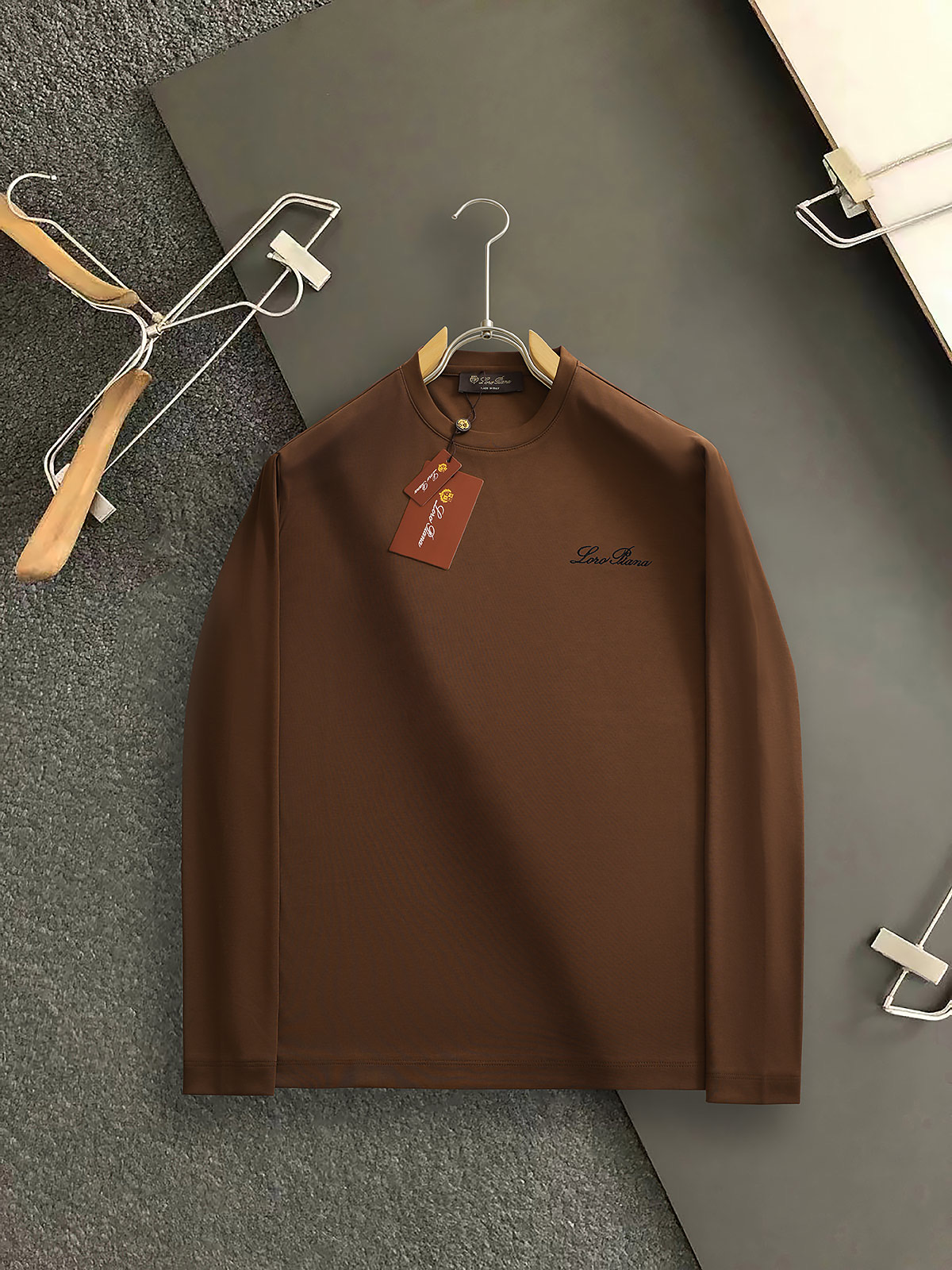 NO:540865,LP* 25 autumn and winter new style is coming! The classic logo on the chest, the upper body is comfortable and breathable, and the overall feels very crisp, and it is basic in daily wear. Whether it is single or inner wear, it is simple and brilliant. Color black, white, brown, code M-3XL, loro piano, alexander wang19860909LP* 25秋冬新款来袭! 胸前经典logo,上身舒适透气,整体又有很好的挺括感,日常基础穿着.不管单穿还是内搭,简简单单就很出彩 颜色黑色 白色 咖色 码数M-3XL,,loro piana,alexander wang,Men's clothing