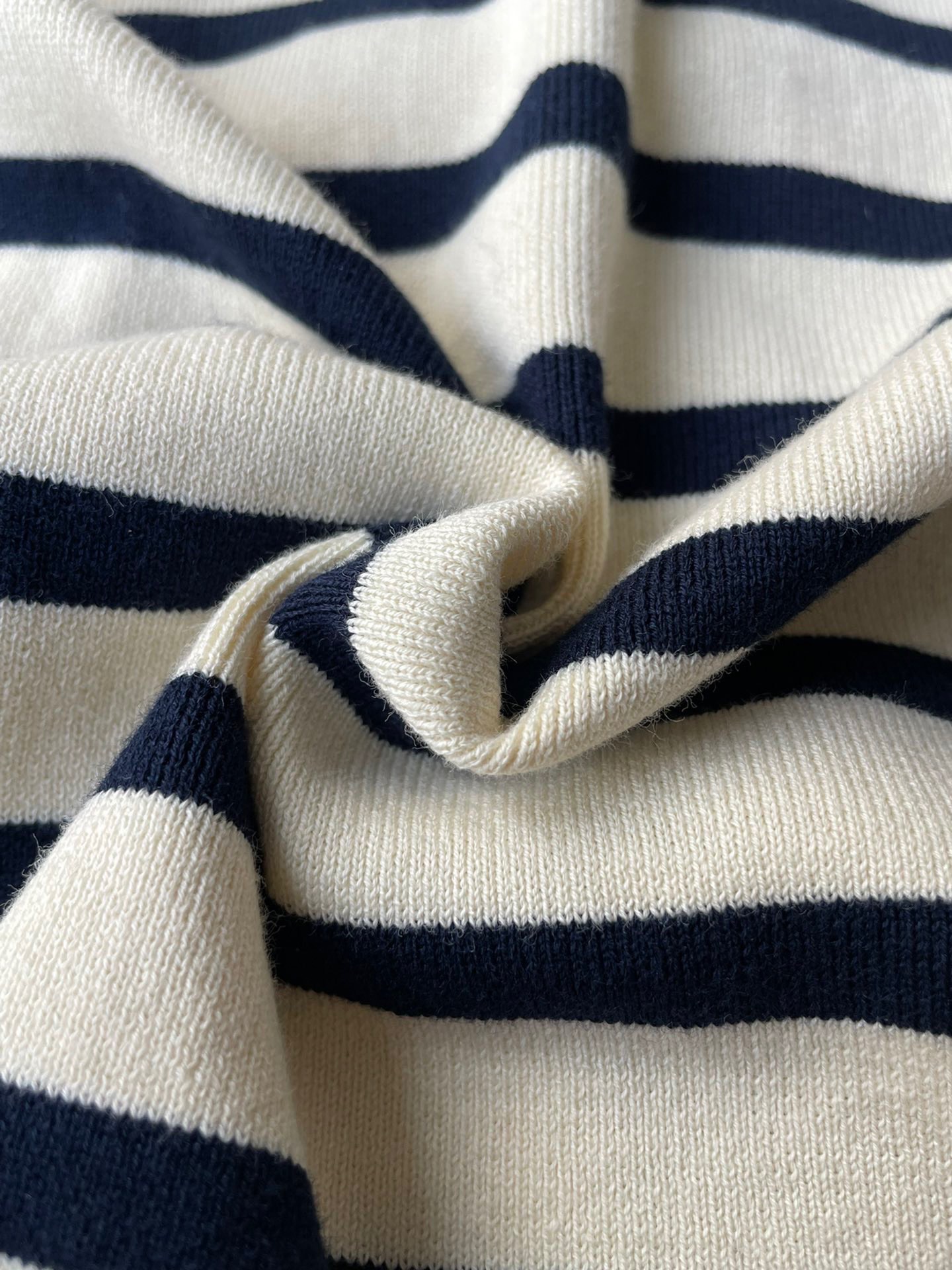 按照gw的描述吧紧密的纺纱工艺织造，手感密实，清爽且舒适