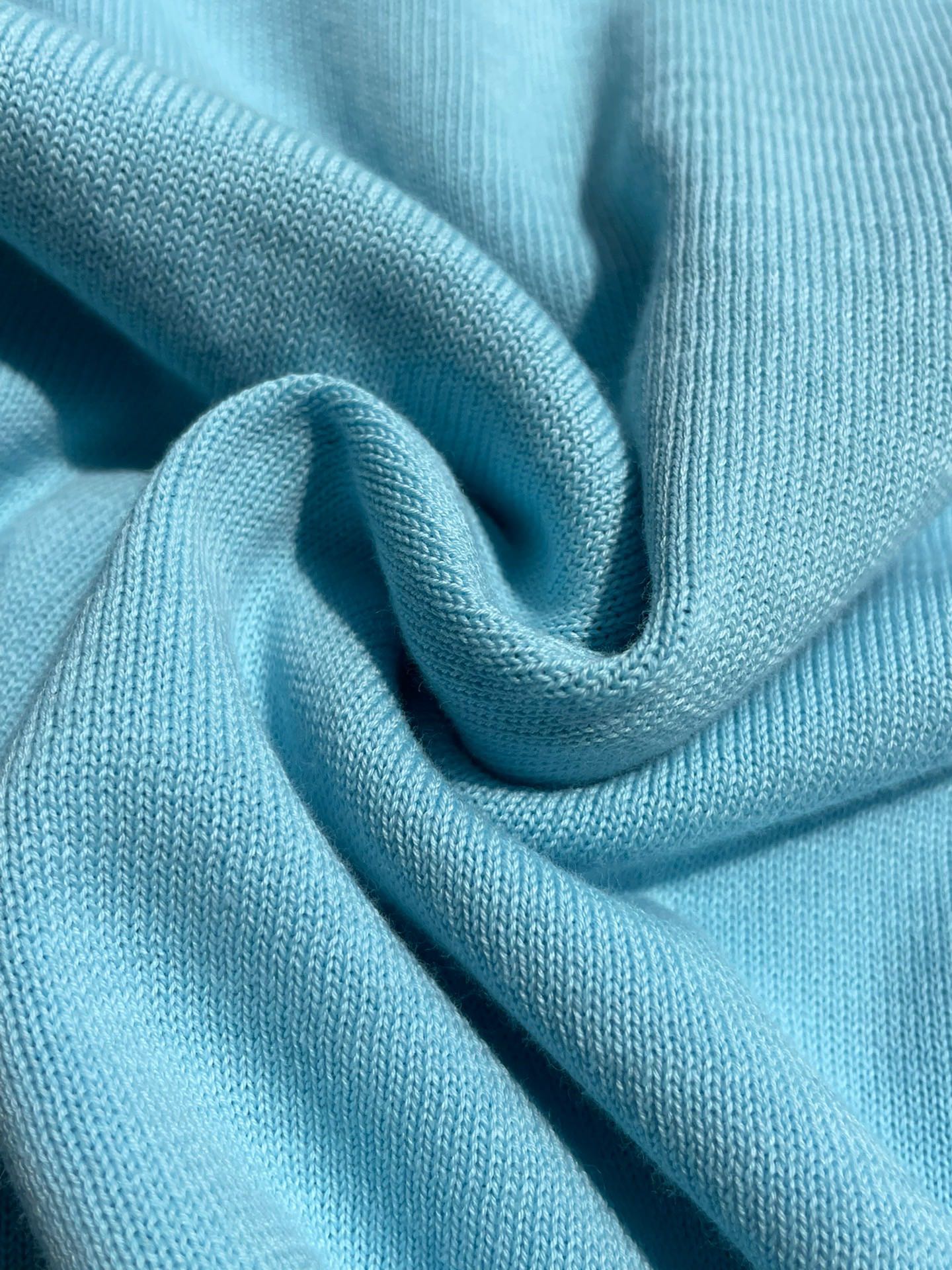 ❤️ 100% coton\n说一下这衣服的门槛，其实也不算什么门槛\n海岛棉，sea island cotton，是这个世界上最好的棉没有之一，价格甚至远高于已经属于高级范畴的新疆，埃及长绒棉，纤维的长度可以达到35mm以上，有羊绒的质感，100来美金一公斤。 所以一件正常克重的成衣如果使用海岛棉来制作，光原料就去掉两三百了，这就是门槛，这就像你明知道康赛妮ydddzwe一公斤，然后要求一件sddyye克重的毛衣卖wddyel，那就是个joke. \n您如果喜欢过好衣服，能够体会到上身的这个舒