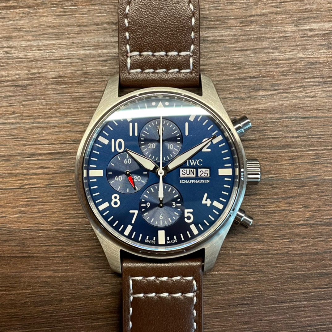 NO:726112,IWC3777 pilot chronograph series, the movement is synchronized with the original, the tail of the hands is slightly curved, and the double-sided anti-vertigo blue coating makes this extraordinary classic. [Mature workmanship] The size of the watch is 43mm  It requires a lot of manual work). After the scouring of time, the simulation is stable and the workmanship is mature. The lines are clear and full of three-dimensionality. It authentically restores the perseverance and excellent quality of this series. [Movement] It adopts TOP grade movement. Not only the structure is synchronized with the original, but the winding, calendar adjustment, operating pointer and timing functions are all completely consistent with the original.19860909IWC3777飞行员计时系列,机芯同步原装,表针尾部微微弯曲,双面防眩晕蓝色镀膜.成就此非凡经典.【成熟做工】腕表尺寸43mmX15mm.表壳分为两件套,圈口和中壳为一体.难处在于中壳和圈口交接之处的直角转折打磨（需要大量的手工作业）.经过时光的淘洗,仿真度稳健,做工成熟.线条清晰而富有立体感.原汁原味的还原了该系列坚韧不拔的卓越品质.【机芯】采用TOP级机芯,不仅结构同步原装,上链,调历,操作指针和计时功能均和原装完全吻合.,,Watch