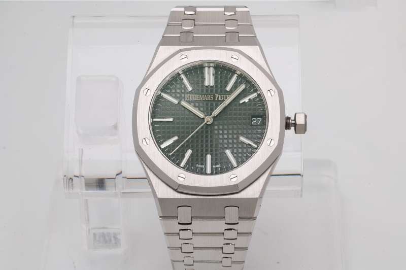 NO:821364,VS 2026 new product A (Dandong 4302 original movement VS team special upgrade) V2 version movement exclusively solves the common market problem of 4302 movement such as short battery life and sudden stops. It is more stable!  No stolen stops!  No stuck calendar!  1: VS purchased the original version and developed it. The 8 small holes in the automatic top bearing are 'steel-colored' and the non-market version still uses 15500. The small holes are rose gold. 2. The VS automatic top bearing adopts the same 7-ball ceramic ball bearing as the original version. The automatic top has low noise, high winding efficiency, and fewer repair failures. The non-market version still uses steel ball bearings, which are noisy, low-efficiency, and prone to failure!  3. VS Waffle 90 is close to the original version (there is currently no manufacturer with the best waffle effect). The small pyramid checkered pattern and the delicate concentric circle radiating light and shadow effect are consistent with the original version. 4. VS is consistent with the original version and has a 'movable headpiece' that droops at about 15-20 degrees. There is a sunken shaft hole at the link between the headpiece and the lug, which fits the wrist perfectly when worn. The non-market version is fixed, inflexible and does not fit well in the hand.19860909VS 2026新品A（丹东4302原厂机芯VS团队专项升级）V2版机芯 独家解决市场通病4302 机芯续航短偷停等问题.更稳定！不偷停！不卡历！ 1:VS购入原版开发,自动陀轴承8个小孔呈“钢色”非市场版本仍采用15500 小孔为玫瑰金色. 2,VS自动陀轴承采用与原版一致7珠陶瓷滚珠轴承,自动陀噪音小,上链丝滑效率高,翻修故障少.非市场版本仍用钢珠轴承噪音大 效率低,易故障！ 3,VS华夫格90接近原版（目前字面华夫格效果最顶级的厂家,没有之一）做削鼎小金字塔格纹细腻同心圆放射光影效果与原版一致. 4,VS与原版一致做“活动头粒”下垂 幅度为15-20度左右 头粒与表耳链接处有下沉式轴孔,佩戴时完美贴合手腕.非市场版本固定死不灵活上手不贴合.,,Watch