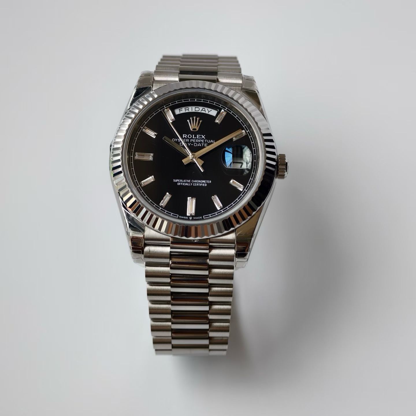 NO:946855,RG Rolex counterweight DD V2 version, upgraded and back!  After several months of research and development, RG (formerly RC) has broken through the tungsten alloy formula process and achieved a comprehensive upgrade of materials and details. It weighs 209 grams and has a thickness of 12.3mm, which is perfectly synchronized with the original data. RG will not stack weight by deliberately thickening the case, lengthening the strap, increasing the thickness of the strap, etc. Upgrade highlights 1. Tungsten steel one-piece molding process V1 adopts a tungsten-wrapped fine steel structure, which is not only cumbersome to process, but may cause delamination risks in long-term use.  V2 is upgraded to one-piece tungsten material, which improves the overall texture and stability. 2. Upgraded strap tips. The new V2 tips have been re-optimized to achieve precise interchangeability and seamless fit with genuine tips. 3. Real gold PVD coating upgrade. Continuing the 18K real gold process and adding PVD technology. The principle is to press gold into the outermost layer of tungsten steel, making the coating denser and harder, while maintaining the pure golden color like genuine precious metals. The disk surface  1. RGV2 uses a pot-lid type CNC integrated disk, which accurately reproduces the original structure. The outer edge of the disk adopts an arc-shaped gathering design, which can be accurately clicked into the positioning groove of the middle case to achieve a seamless transition. 2. The color of the disk is also processed by electroplating and coloring process. No matter how long it is used, it will still be as bright as new, and the font printing is more three-dimensional, sharp and full compared to v1.  Equipped with Shanghai Cal. movement, it has a long power reserve of 72 hours to meet the needs of weekend resting. It is adjusted by RG's top-level technology, with stable performance and reliable travel time. Core competitiveness (to ensure the same color as the original) RG's core advantage lies in the high-precision PVD coating process, which has both high hardness and precise color control capabilities. It perfectly restores the color and texture of genuine precious metals, presenting a stunning visual effect at first sight. It remains stable as new after long-term wear, does not fade, and does not dull. This is a technical level that is difficult to match for ordinary versions on the market.  RG (original RC) V2 upgrade does not increase the price, redefining the strongest version of DD counterweight with higher standards.,,rolex19860909RG劳力士配重DD V2版本,升级回归！ RG（原RC）历经数月研发,突破钨合金配方工艺,实现材质与细节全面升级. 重量209克,厚度12.3mm,完美同步正品数据. RG不会通过刻意加厚表壳、加长表带、增加表带厚度等方式堆叠重量. 升级亮点 1. 钨钢一体成型工艺 V1采用钨材外包精钢结构不仅工艺繁琐,长期使用可能出现脱层风险. V2升级为钨材料一体成型,整体质感、稳定性全面提升. 2. 表带头粒升级 全新V2头粒重新优化版型,实现与正品头粒精准互换,无缝贴合. 3. 真金PVD镀层升级 延续18K真金工艺,并加入PVD技术,原理是把金压进钨钢最外层,使这一镀层密度大,更加坚硬,同时又能保持正品贵金属般的纯正金色. 盘面 1.RGV2采用锅盖式CNC一体化盘面,精准复刻原厂结构.盘面外缘采用弧形收拢设计,可精准卡入中壳定位槽,实现无缝过渡. 2.盘面的颜色也顺面采用电镀着色工艺处理,使用再久,依然光亮如新,字体印刷相比 v1 更加立体犀利和饱满. 搭载上海Cal.机芯,72小时长动力储存,满足周末静置需求.经RG顶级工艺调校,性能稳定,走时可靠. 核心竞争力（做到与原装颜色一样） RG核心优势在于高精度PVD镀层工艺,兼具高硬度与精准控色能力,完美还原正品贵金属的色泽与质感,呈现第一眼惊艳的视觉效果.长期佩戴依旧稳定如新,不褪色、不暗沉,这是市面普通版本难以企及的技术高度. RG（原RC）V2升级不涨价,用更高标准重新定义DD配重最强版本.,,rolex,Watch