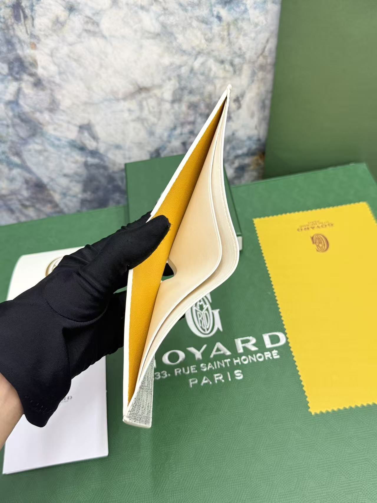 Goyard8格卡位钱包，官网1:1顶级材质手工精细，11个颜色现货供应， 质感直接拉到满分里面可放8-10张卡左右， 