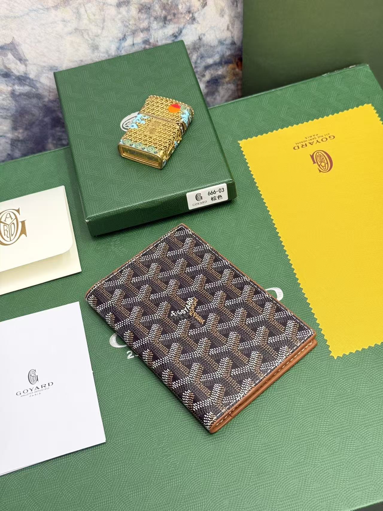 Goyard左边卡位四格护照夹，官网1:1顶级材质手工精细，11个颜色现货供应， 质感直接拉满， 放现金，薄身不站位置，