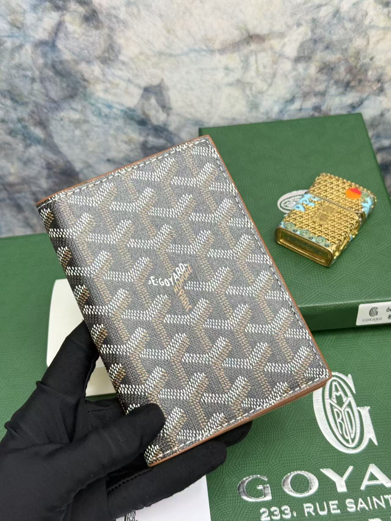 Goyard左边卡位四格护照夹，官网1:1顶级材质手工精细，11个颜色现货供应， 质感直接拉满， 放现金，薄身不站位置，
