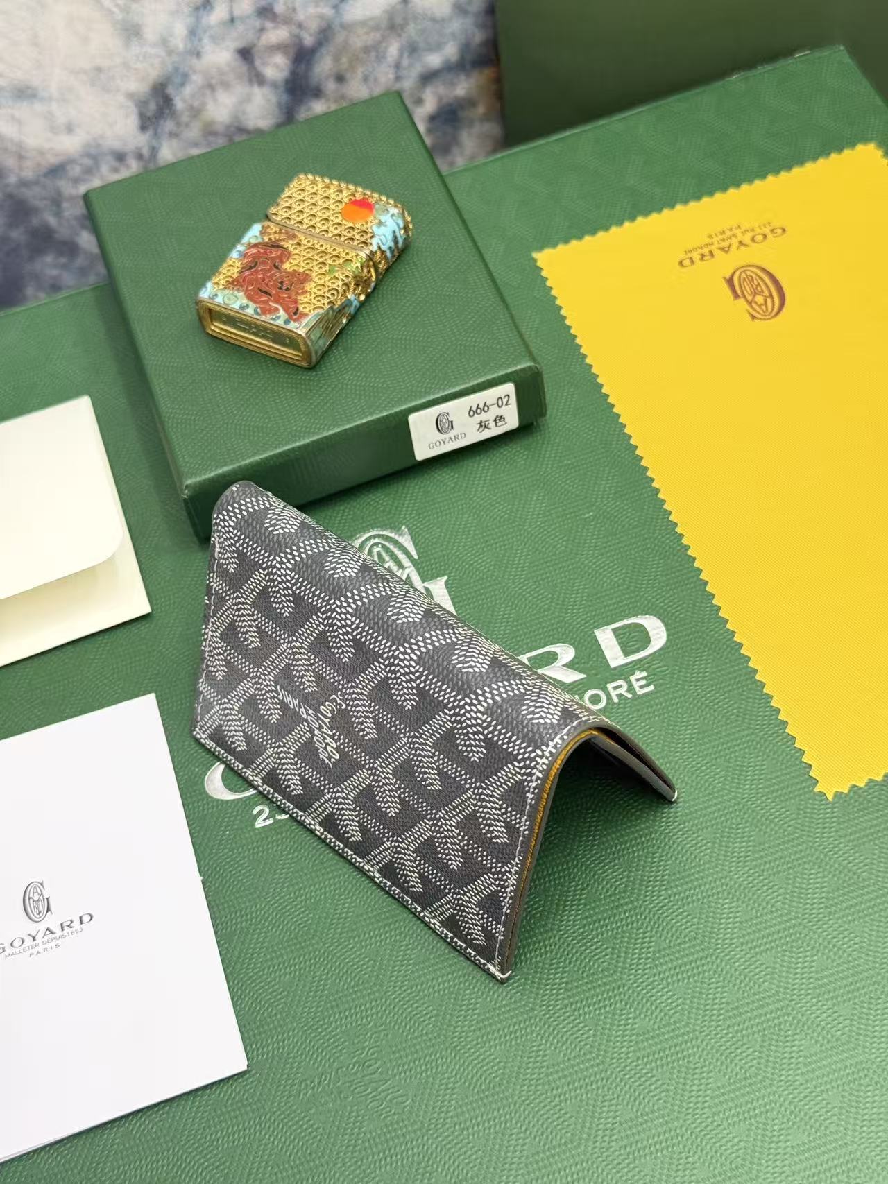 Goyard对折卡包 日常搭配必备单品,官网1:1顶级材质手工精细,11个颜色现货供应, SAINT-PIERRE卡夹的 Goyard对折卡包 日常搭配必备单品,官网1:1顶级材质手工精细,11个颜色现货供应, SAINT-PIERRE卡夹的