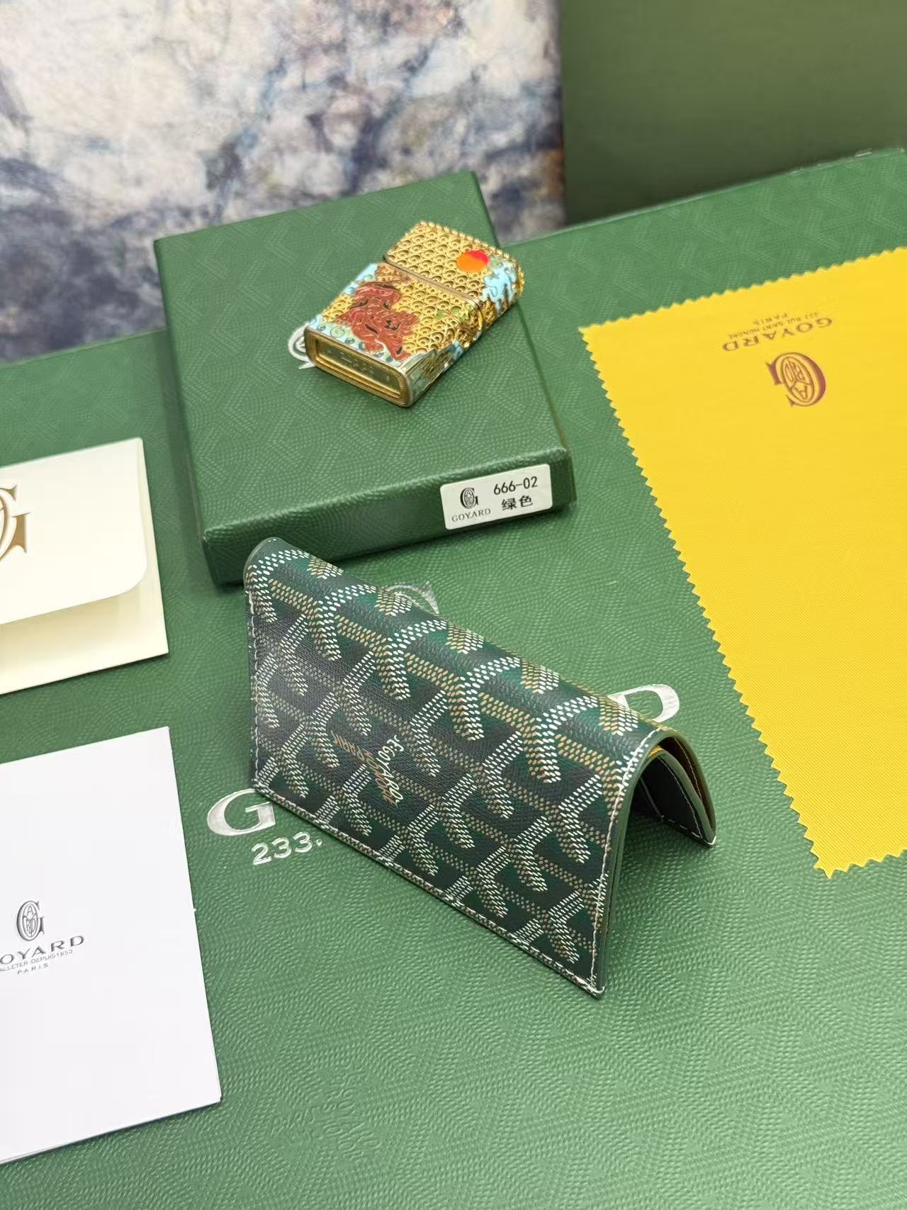 Goyard对折卡包 日常搭配必备单品,官网1:1顶级材质手工精细,11个颜色现货供应, SAINT-PIERRE卡夹的 Goyard对折卡包 日常搭配必备单品,官网1:1顶级材质手工精细,11个颜色现货供应, SAINT-PIERRE卡夹的