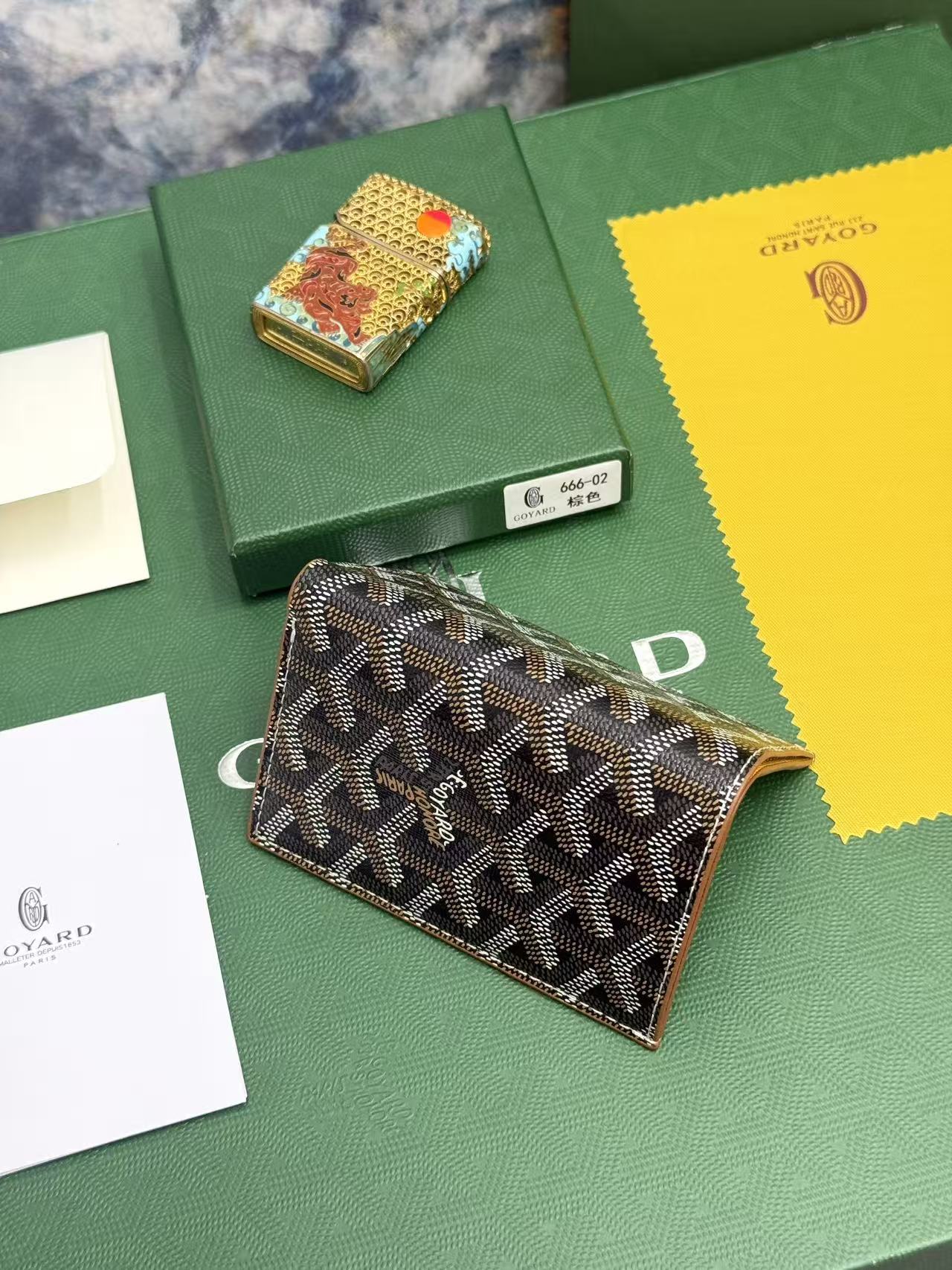 Goyard对折卡包 日常搭配必备单品,官网1:1顶级材质手工精细,11个颜色现货供应, SAINT-PIERRE卡夹的 Goyard对折卡包 日常搭配必备单品,官网1:1顶级材质手工精细,11个颜色现货供应, SAINT-PIERRE卡夹的
