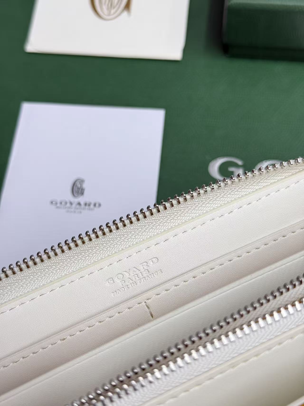戈雅长款拉链包：含有12个卡槽、中央拉链袋口和两个大储物格、可放卡片、纸钞、硬币和其他日常证件 灰白色尺寸：20x11x