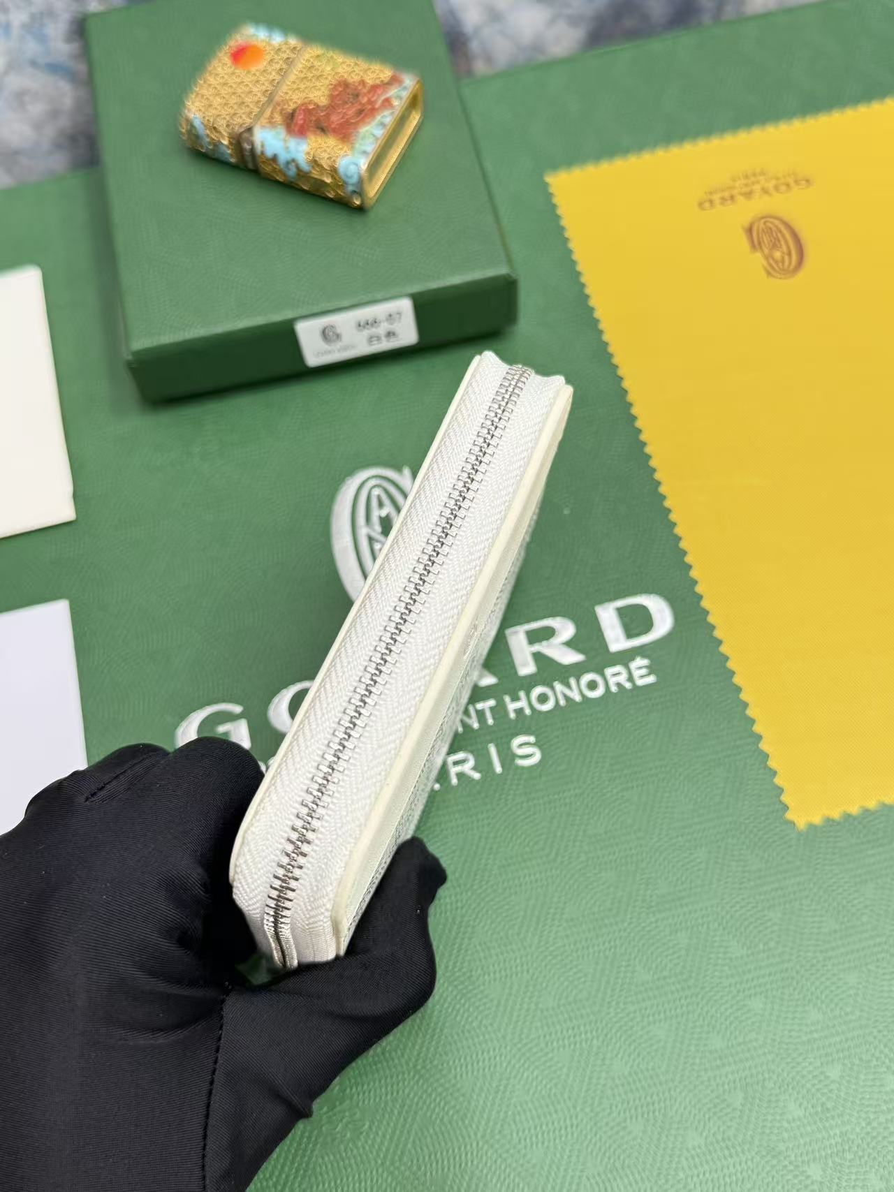 戈雅短款拉链包:采用全拉链开合设计。其中部隔层可存放硬币,而其内部贴袋可插入卡片或小证件。 精致小巧实用性还特别好,钞票 戈雅短款拉链包:采用全拉链开合设计。其中部隔层可存放硬币,而其内部贴袋可插入卡片或小证件。 精致小巧实用性还特别好,钞票
