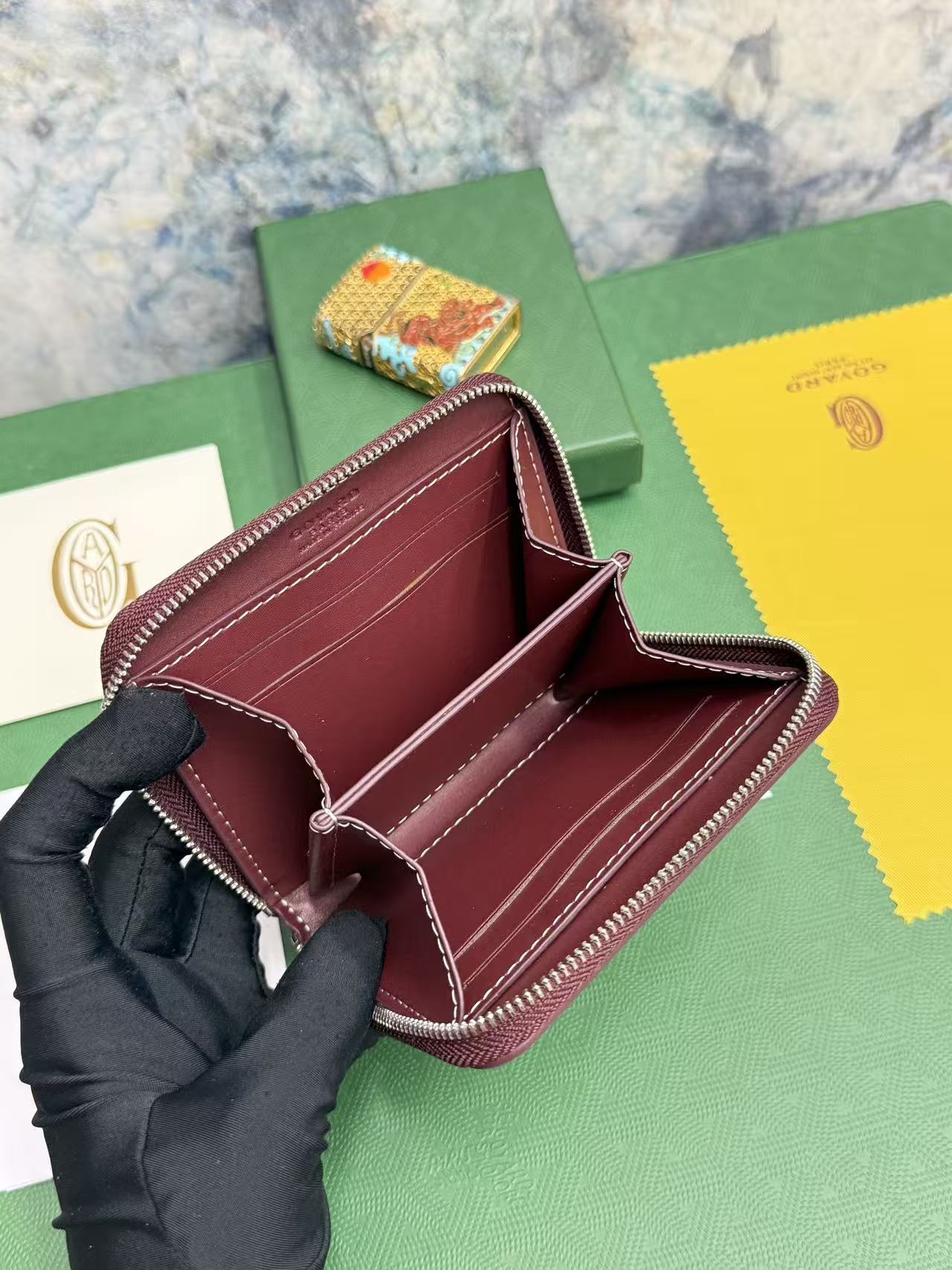 戈雅短款拉链包:采用全拉链开合设计。其中部隔层可存放硬币,而其内部贴袋可插入卡片或小证件。 精致小巧实用性还特别好,钞票 戈雅短款拉链包:采用全拉链开合设计。其中部隔层可存放硬币,而其内部贴袋可插入卡片或小证件。 精致小巧实用性还特别好,钞票