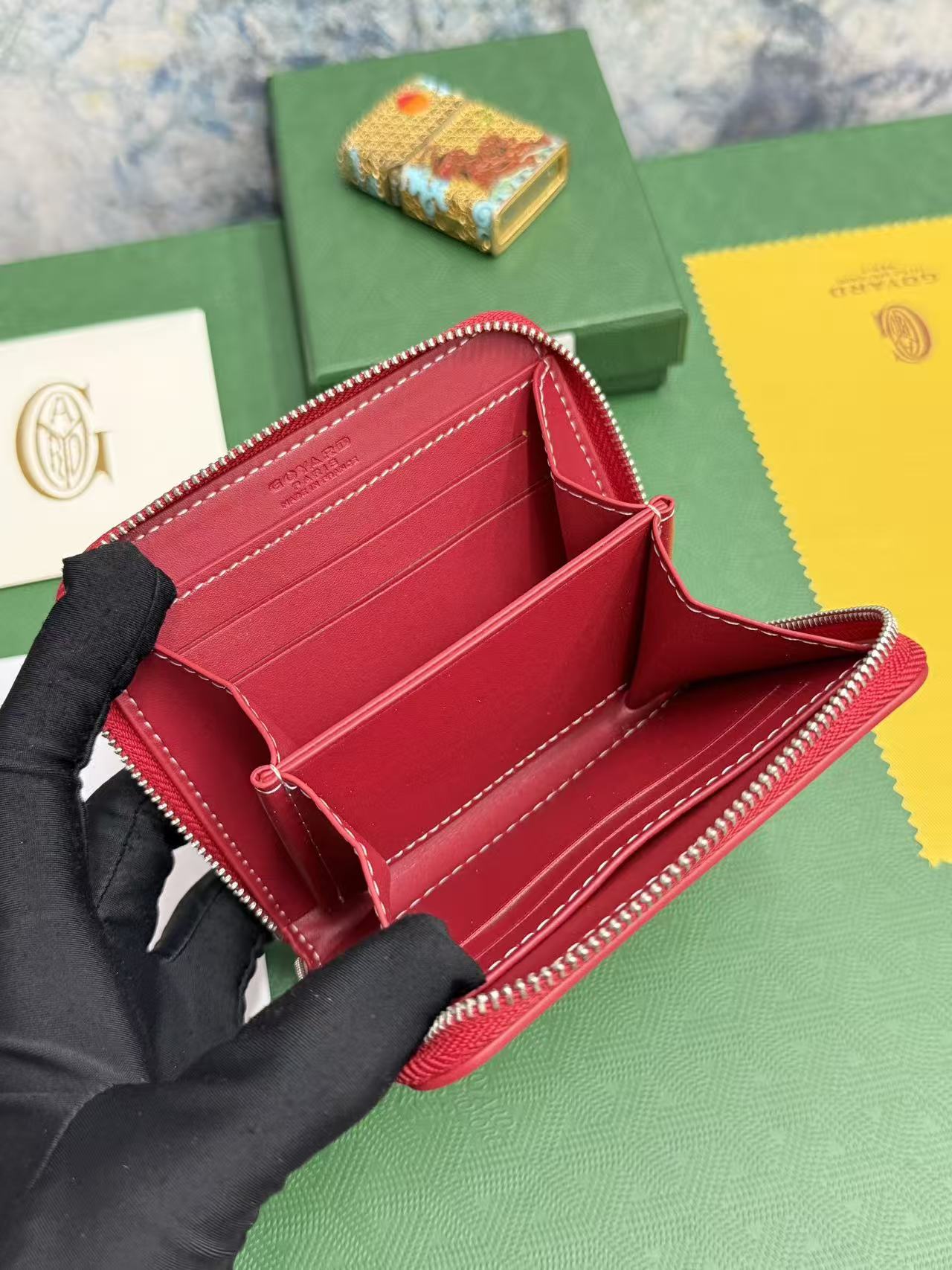 戈雅短款拉链包:采用全拉链开合设计。其中部隔层可存放硬币,而其内部贴袋可插入卡片或小证件。 精致小巧实用性还特别好,钞票 戈雅短款拉链包:采用全拉链开合设计。其中部隔层可存放硬币,而其内部贴袋可插入卡片或小证件。 精致小巧实用性还特别好,钞票