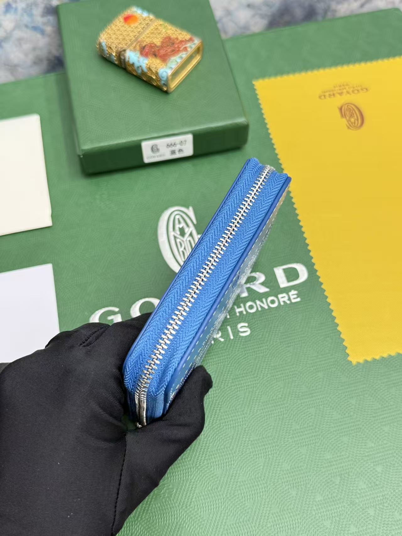 戈雅短款拉链包:采用全拉链开合设计。其中部隔层可存放硬币,而其内部贴袋可插入卡片或小证件。 精致小巧实用性还特别好,钞票 戈雅短款拉链包:采用全拉链开合设计。其中部隔层可存放硬币,而其内部贴袋可插入卡片或小证件。 精致小巧实用性还特别好,钞票