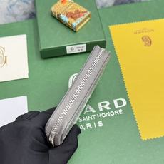 戈雅短款拉链包:采用全拉链开合设计。其中部隔层可存放硬币,而其内部贴袋可插入卡片或小证件。 精致小巧实用性还特别好,钞票 戈雅短款拉链包:采用全拉链开合设计。其中部隔层可存放硬币,而其内部贴袋可插入卡片或小证件。 精致小巧实用性还特别好,钞票