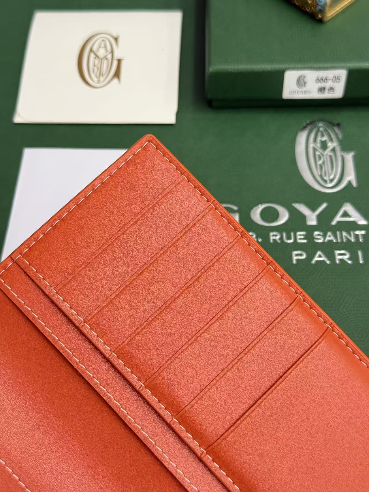 戈雅两折长款西装夹：内设计多卡位，零钱位，证件位，可存放现金，手机，证件；内里使用小牛皮，更经久耐用；可存放于包内，西装