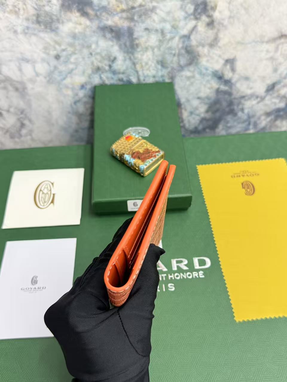 戈雅两折长款西装夹：内设计多卡位，零钱位，证件位，可存放现金，手机，证件；内里使用小牛皮，更经久耐用；可存放于包内，西装