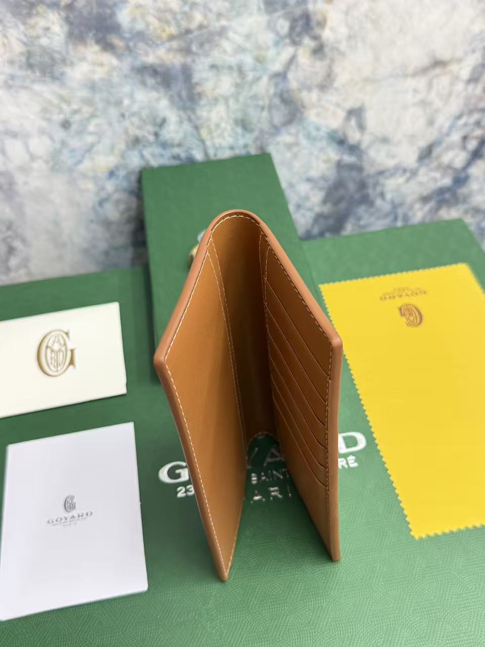 戈雅两折长款西装夹：内设计多卡位，零钱位，证件位，可存放现金，手机，证件；内里使用小牛皮，更经久耐用；可存放于包内，西装