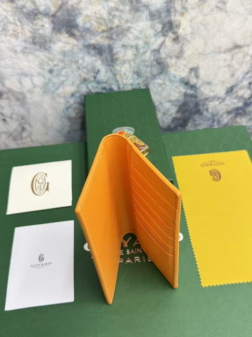 戈雅两折长款西装夹：内设计多卡位，零钱位，证件位，可存放现金，手机，证件；内里使用小牛皮，更经久耐用；可存放于包内，西装