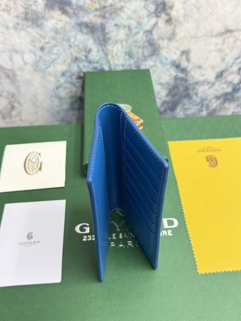 戈雅两折长款西装夹：内设计多卡位，零钱位，证件位，可存放现金，手机，证件；内里使用小牛皮，更经久耐用；可存放于包内，西装