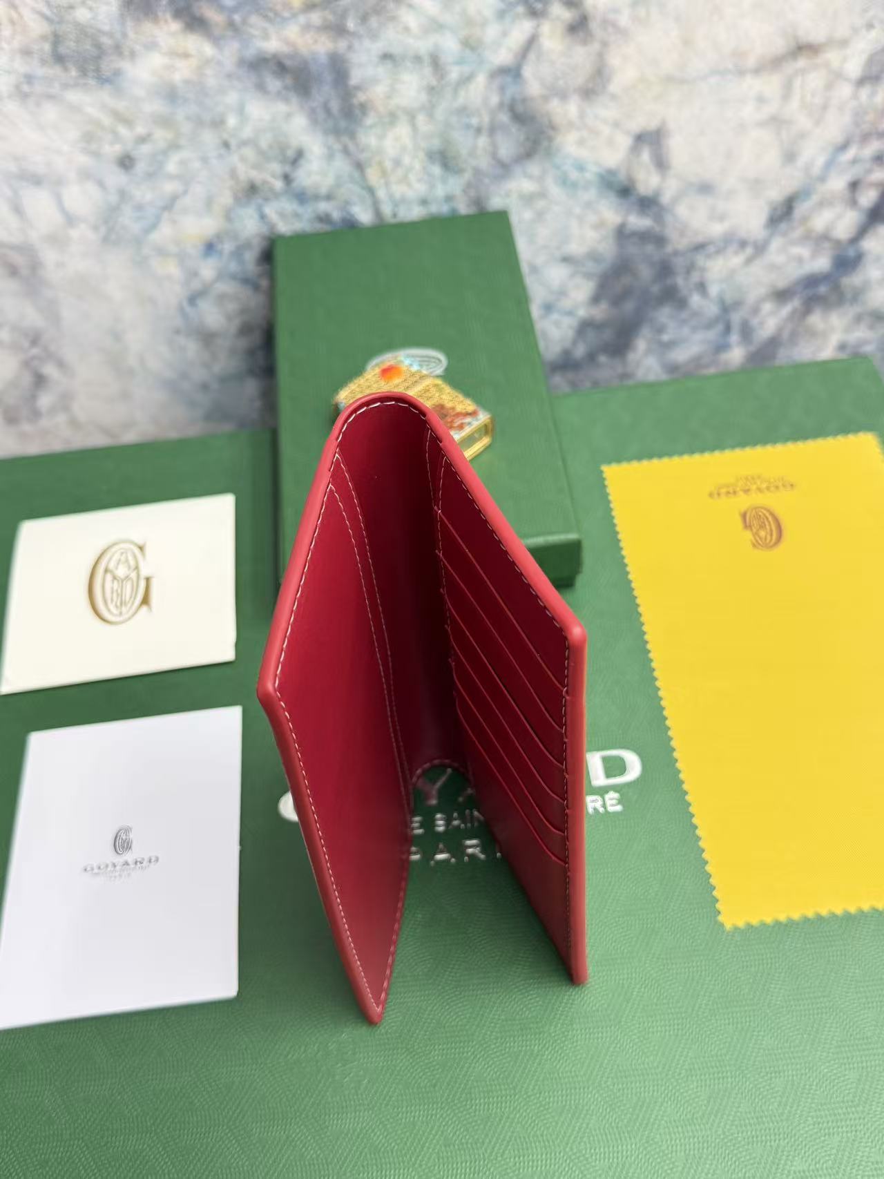 戈雅两折长款西装夹：内设计多卡位，零钱位，证件位，可存放现金，手机，证件；内里使用小牛皮，更经久耐用；可存放于包内，西装