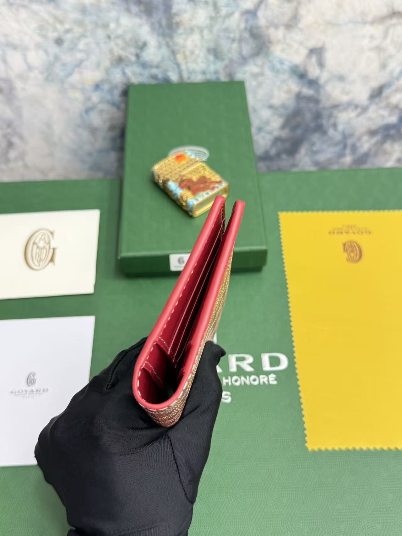 戈雅两折长款西装夹：内设计多卡位，零钱位，证件位，可存放现金，手机，证件；内里使用小牛皮，更经久耐用；可存放于包内，西装