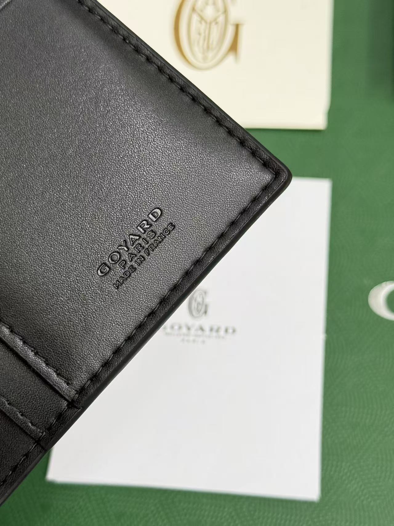 戈雅两折长款西装夹：内设计多卡位，零钱位，证件位，可存放现金，手机，证件；内里使用小牛皮，更经久耐用；可存放于包内，西装