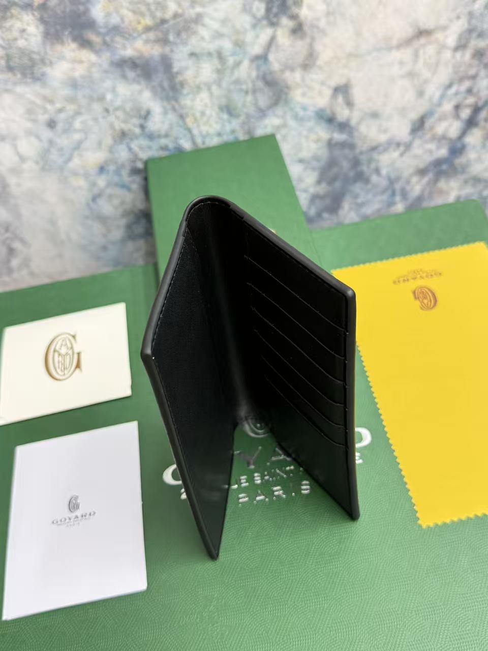 戈雅两折长款西装夹：内设计多卡位，零钱位，证件位，可存放现金，手机，证件；内里使用小牛皮，更经久耐用；可存放于包内，西装